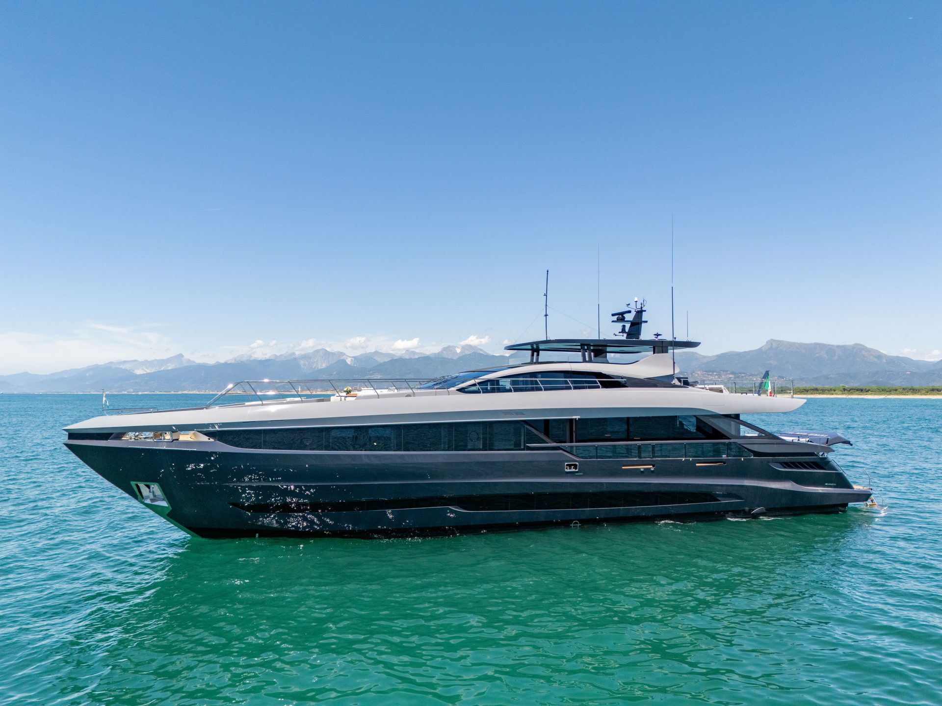 Yacht di lusso Mangusta in mare aperto