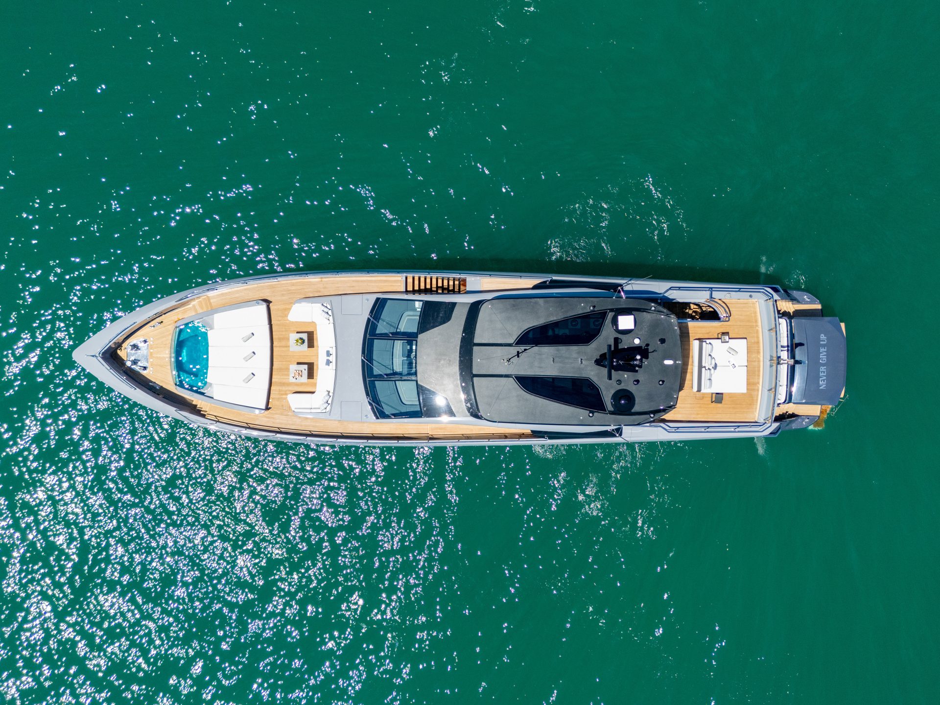 Yacht Mangusta in navigazione dall'alto sul mare.