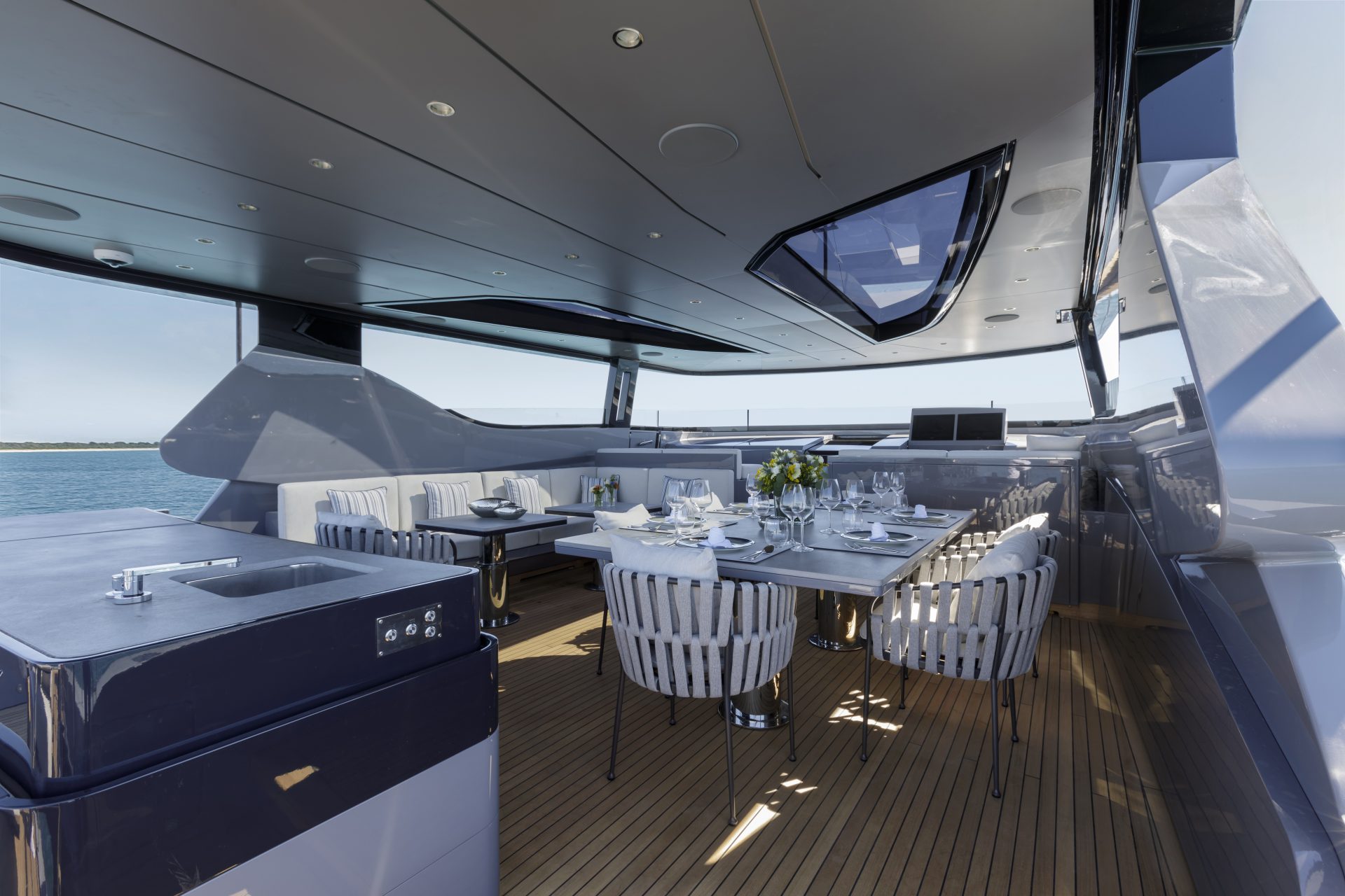 Sala da pranzo esterna elegante su yacht Mangusta.