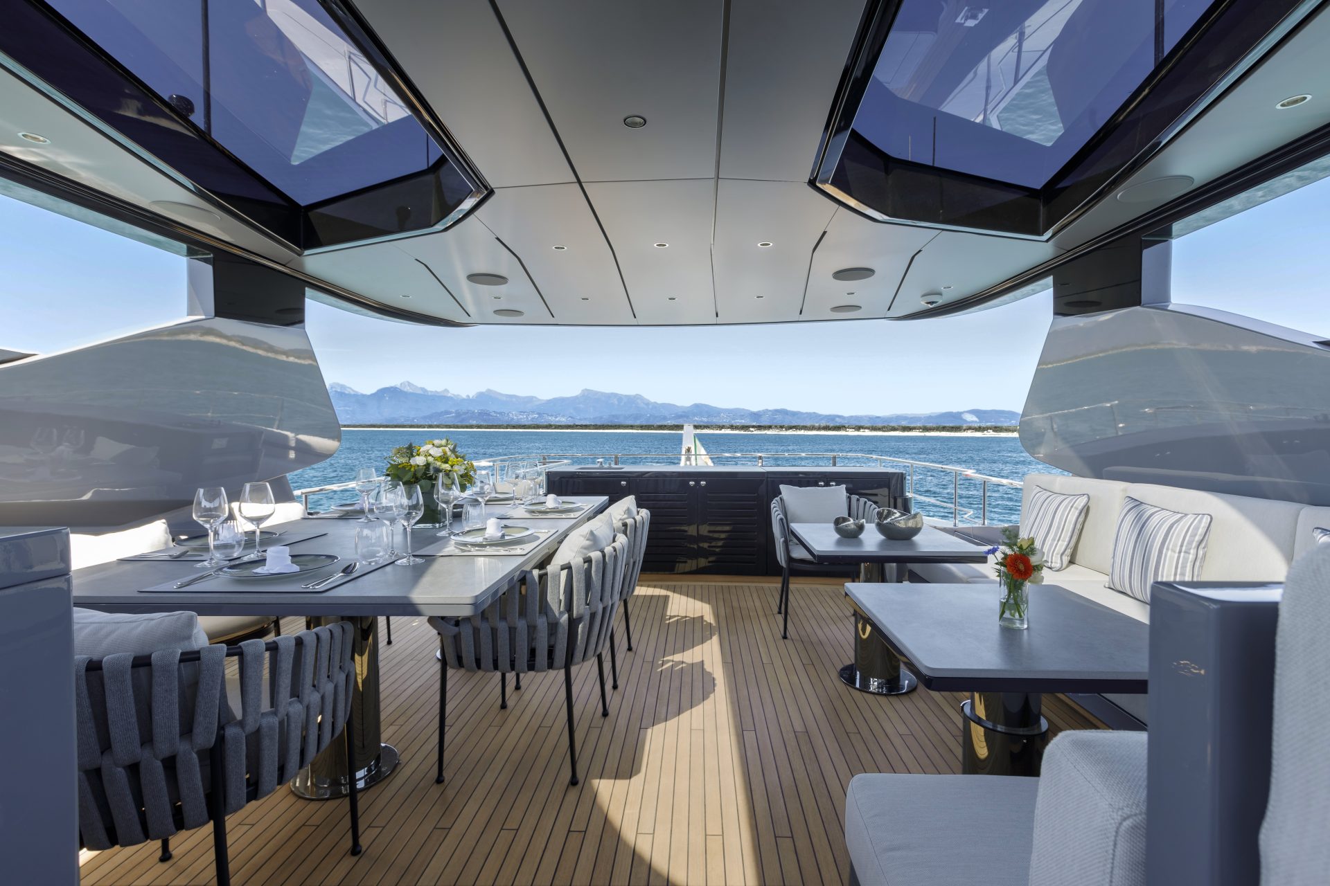 Interno elegante del ponte di uno yacht Mangusta.