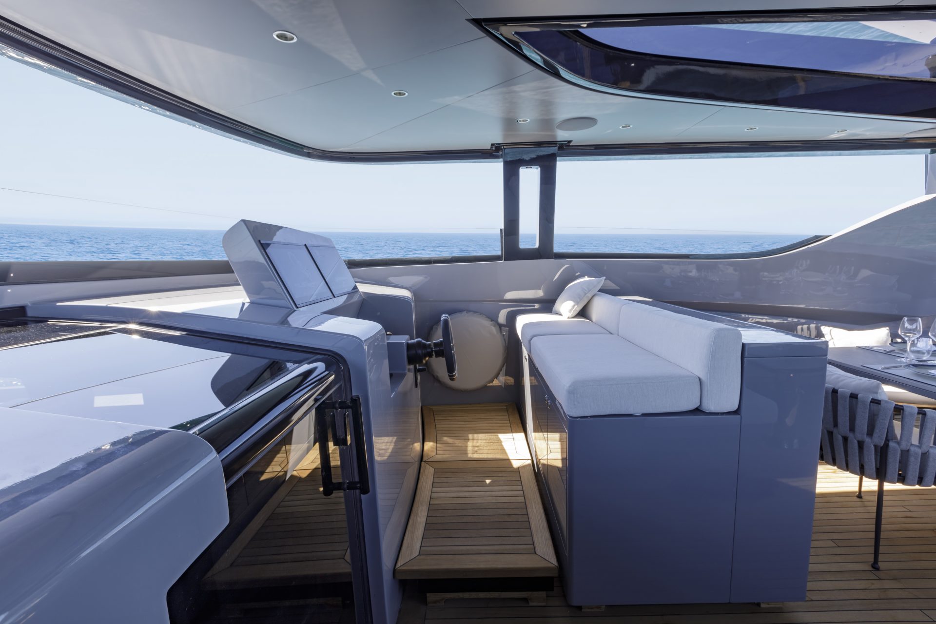 Interno elegante di yacht Mangusta con vista mare.