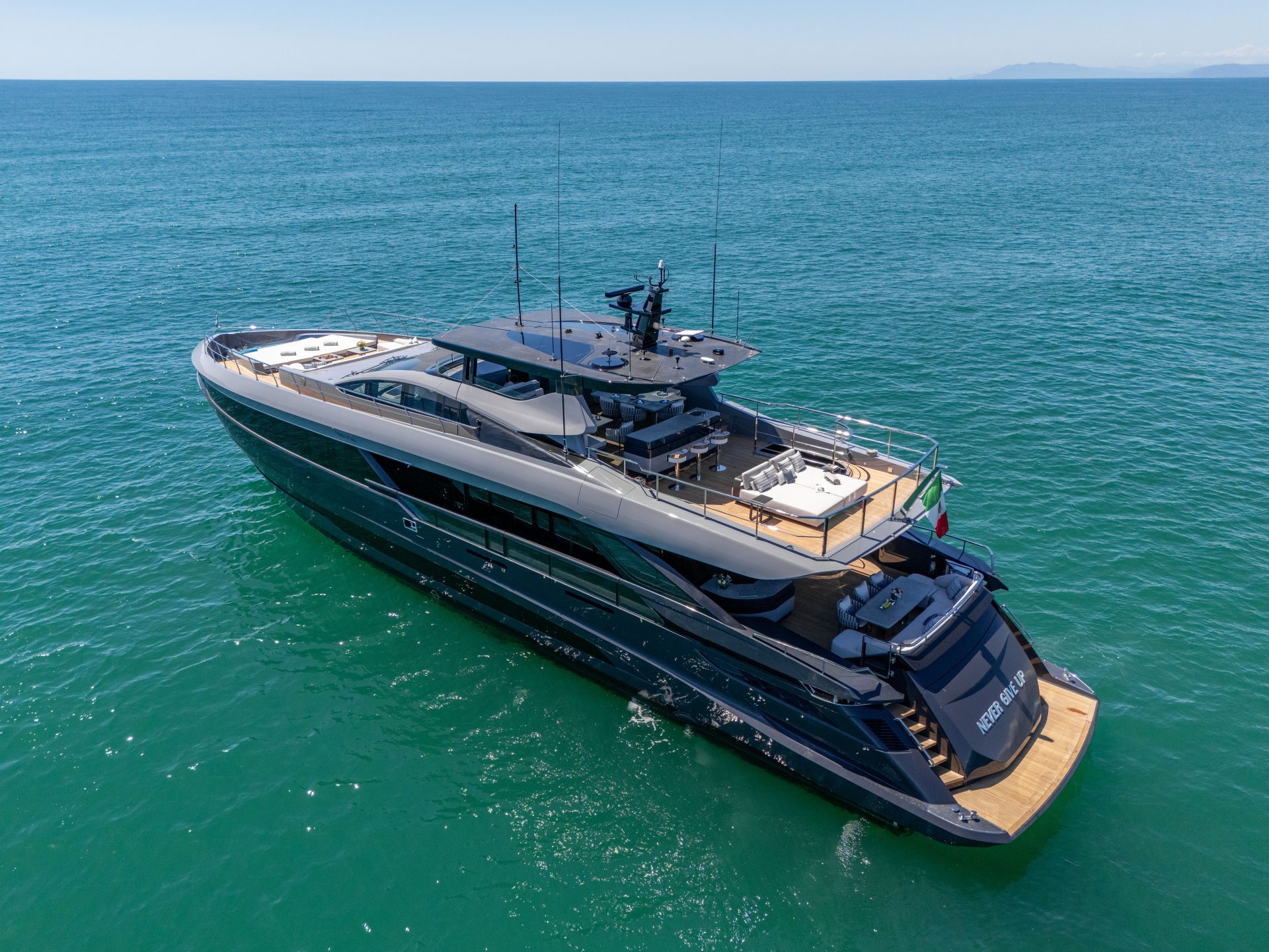 Yacht Mangusta in navigazione sull'oceano.