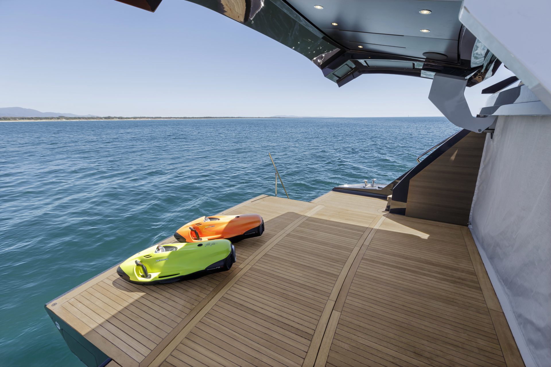 Terrazza yacht Mangusta con moto d'acqua colorate.