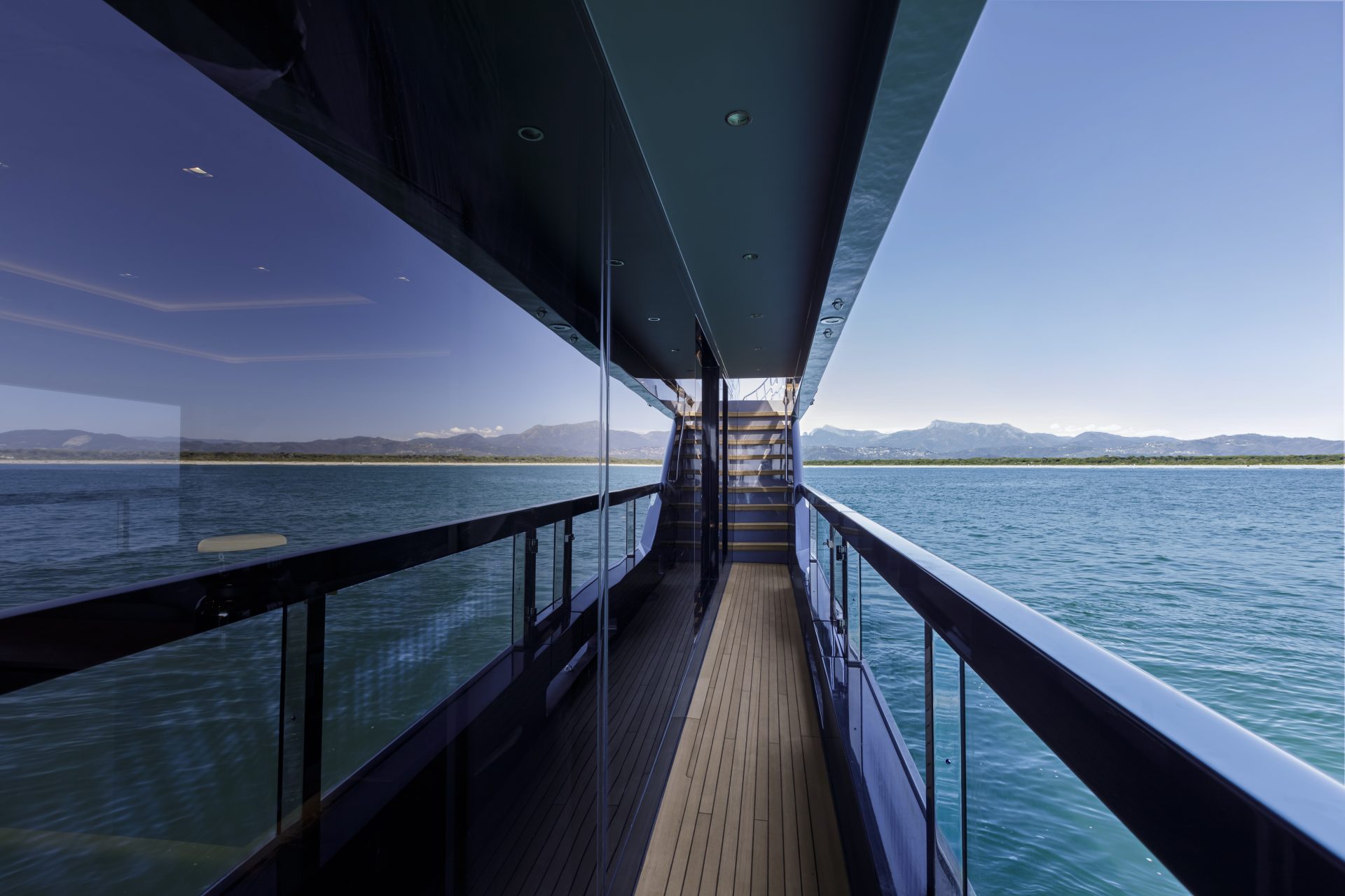 Ponte laterale di uno yacht Mangusta sul mare.