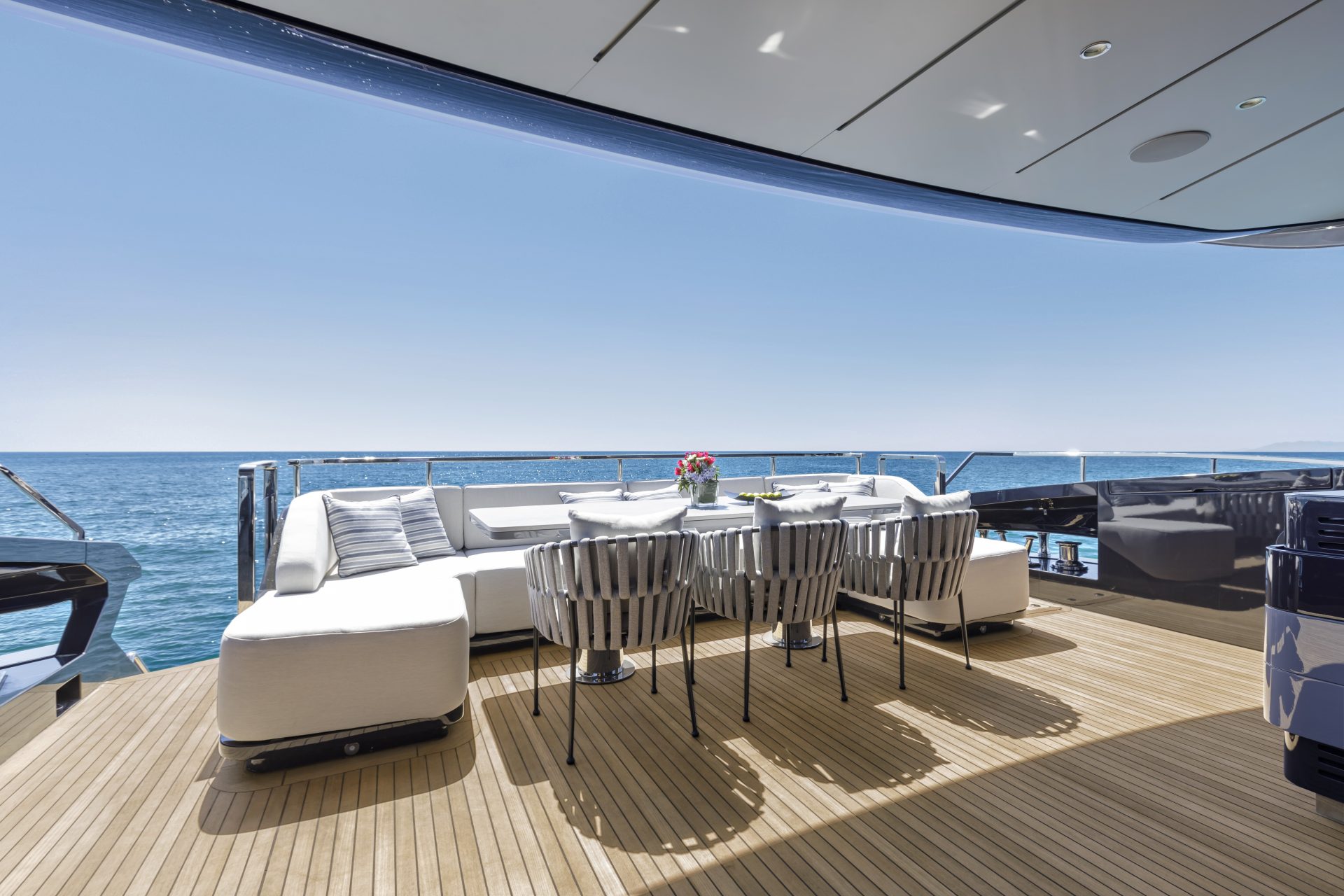 Terrazza yacht Mangusta con vista mare e sedie eleganti.