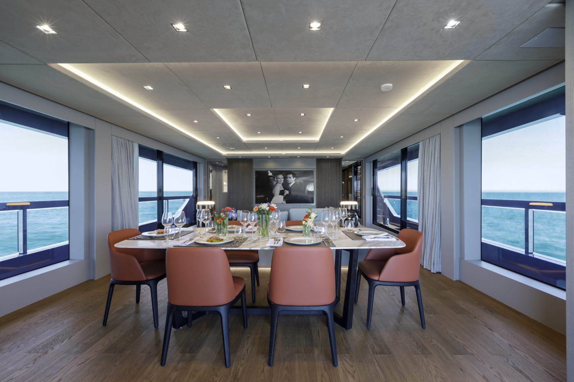 Sala da pranzo lussuosa su yacht Mangusta, vista mare.
