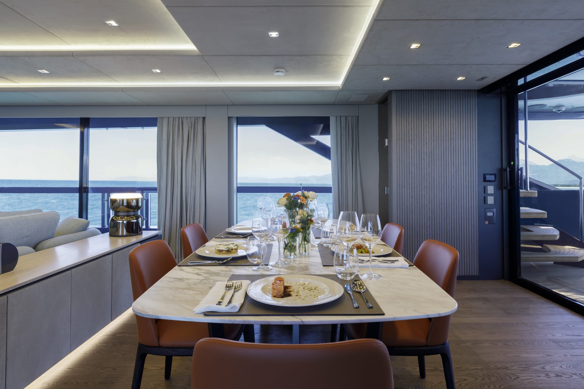 Sala da pranzo di lusso su yacht Mangusta Yachts