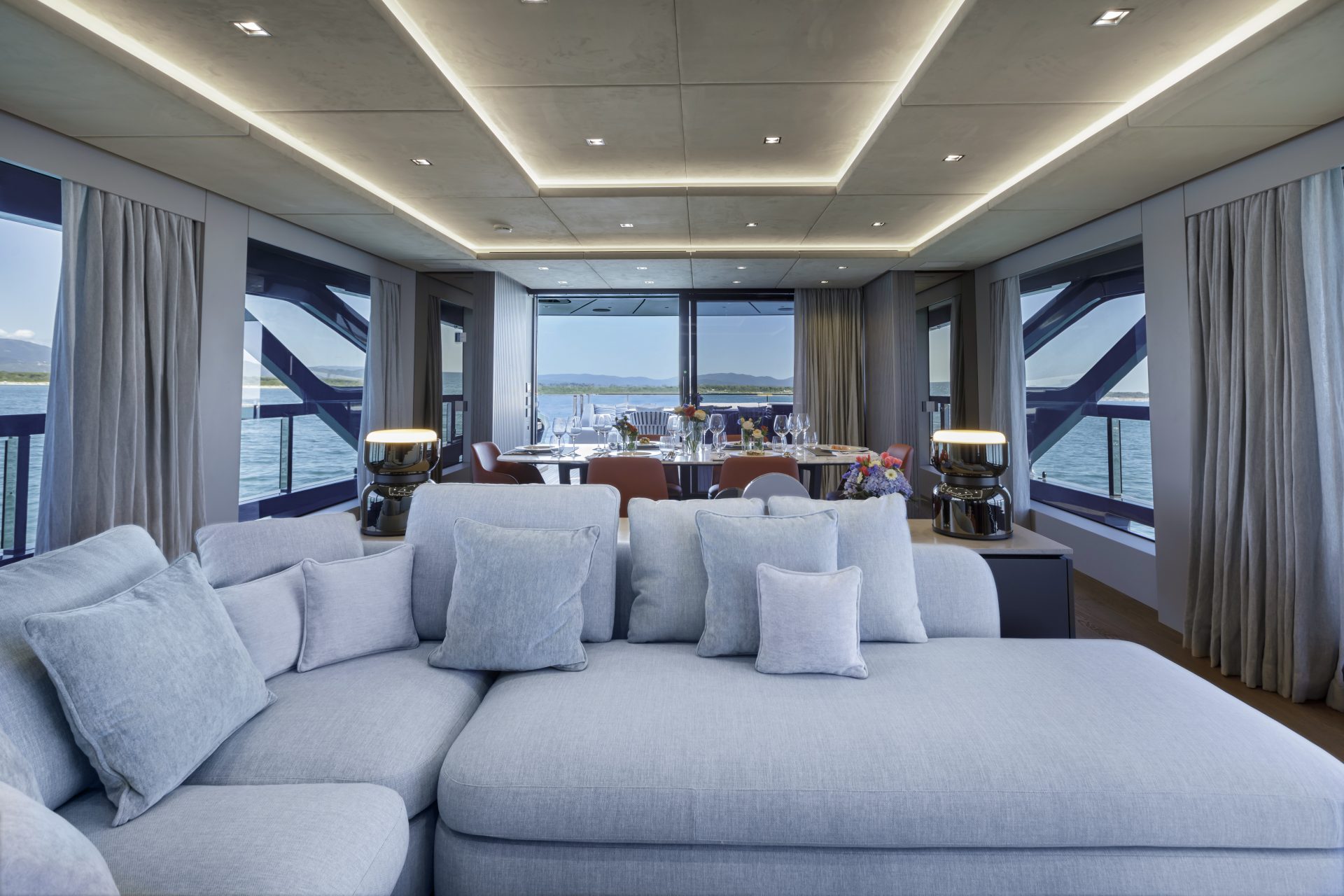 Interno lussuoso di salotto Mangusta Yachts