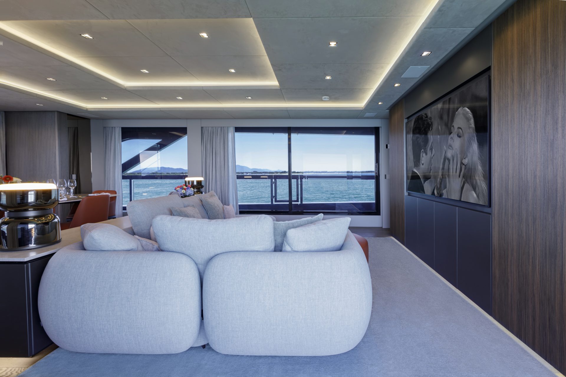 Soggiorno lussuoso su Mangusta Yachts con vista mare.
