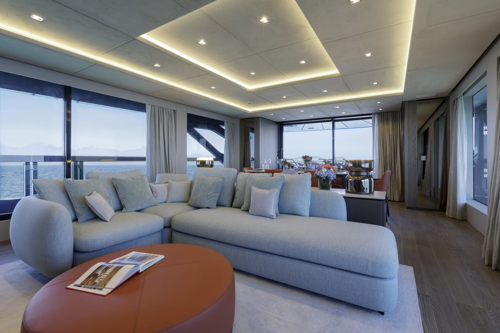 Salotto di lusso a bordo di Mangusta Yachts.