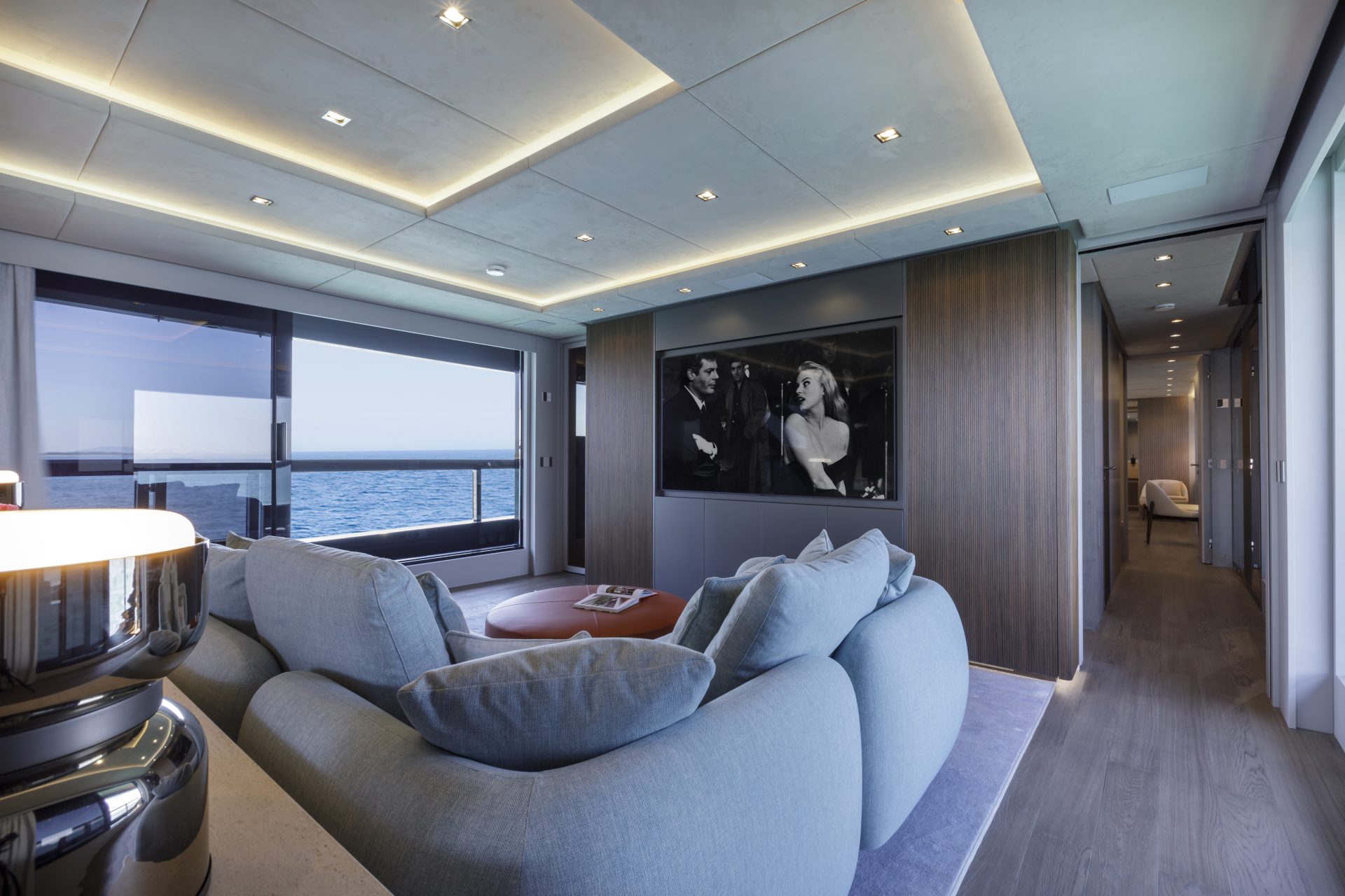 Salone moderno con vista mare su Mangusta Yachts.