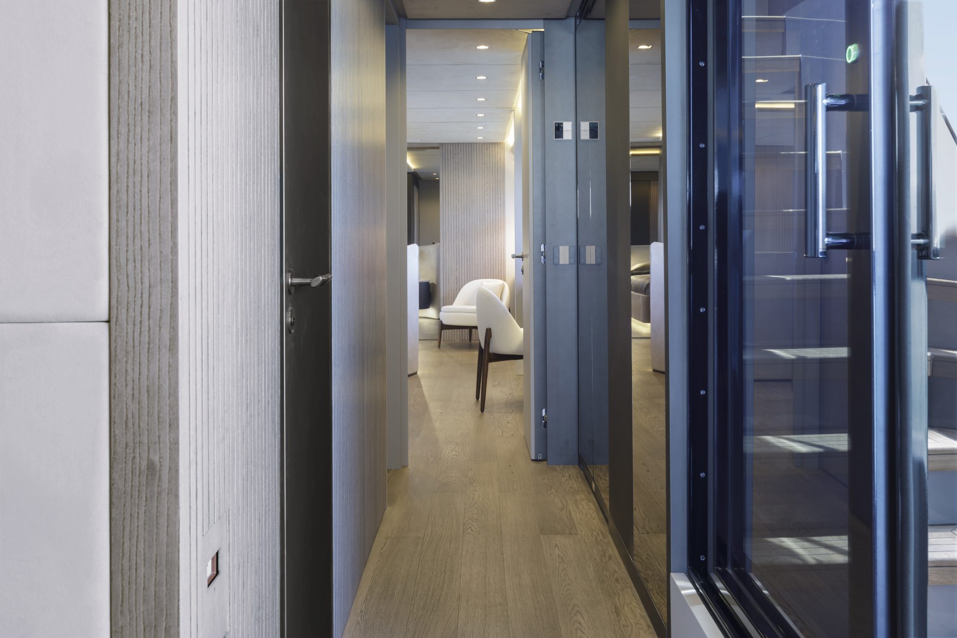 Corridoio elegante di uno yacht Mangusta.