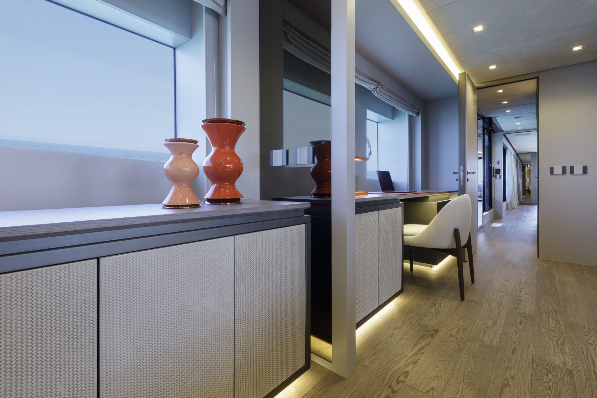 Interni eleganti del salone Mangusta Yachts con vasi