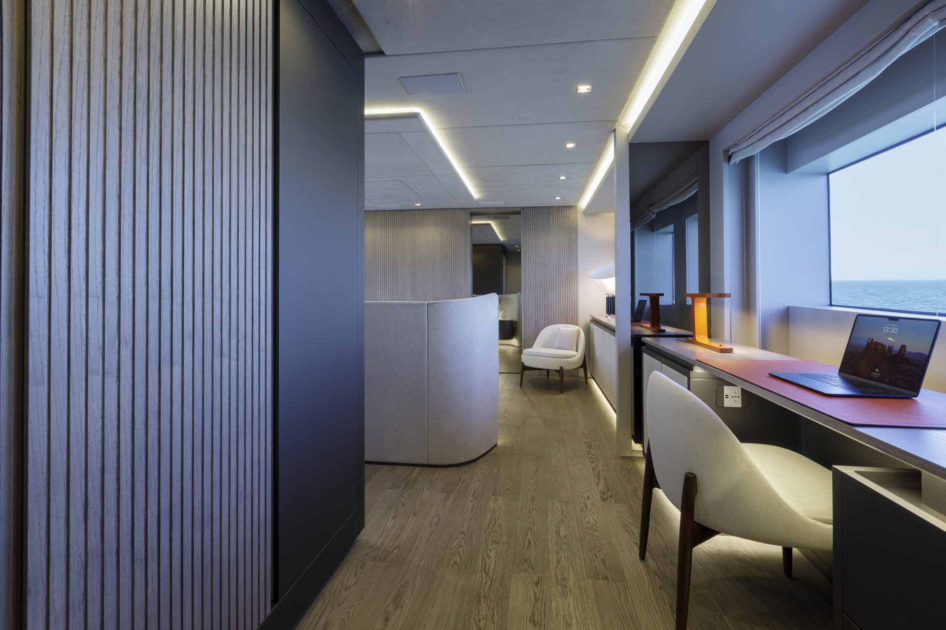 Interni eleganti di un Mangusta Yacht con vista mare.