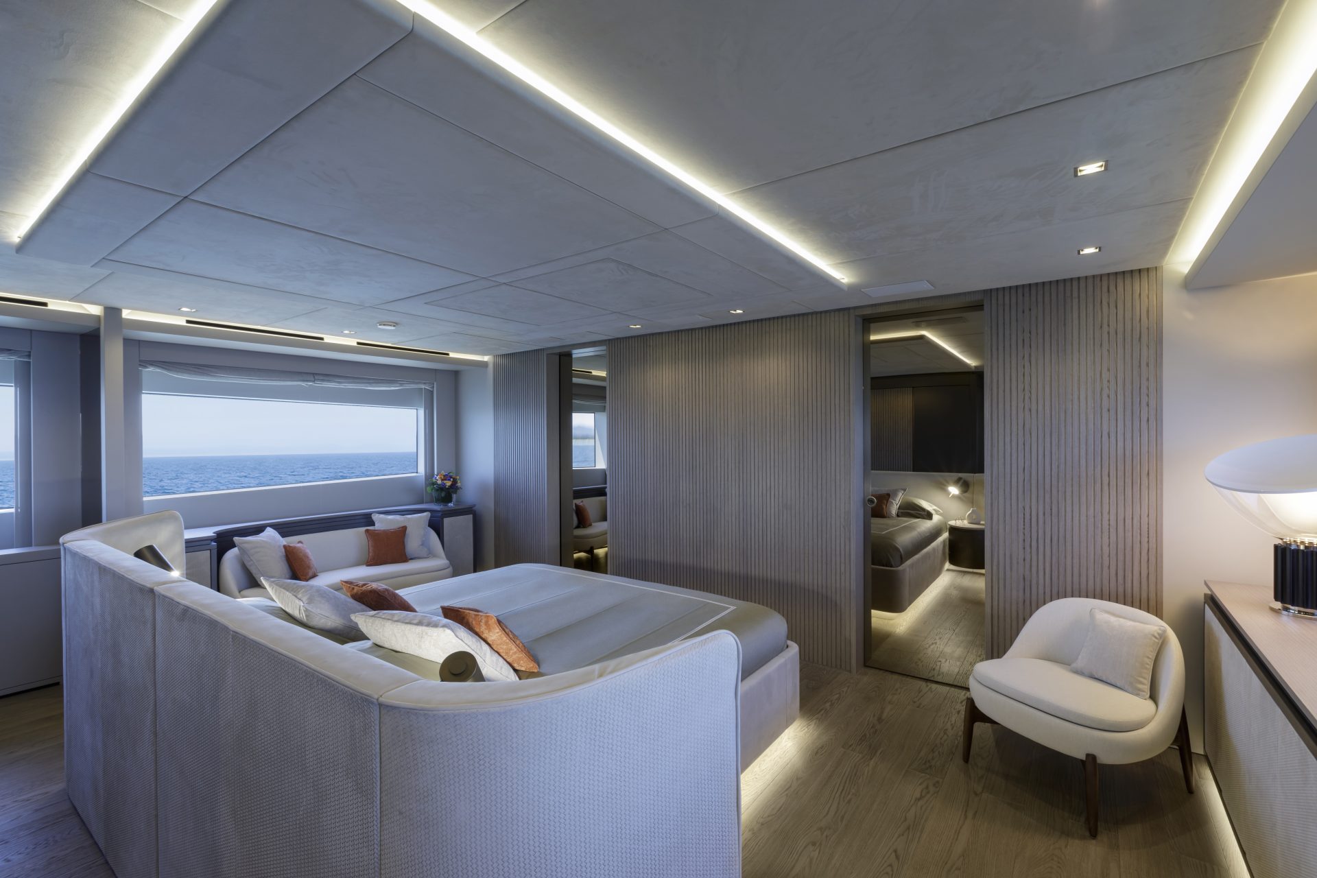 Interni eleganti cabina Mangusta Yachts con vista mare.