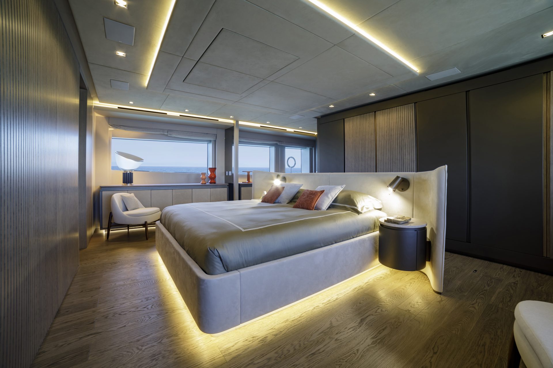 Camera da letto lussuosa su yacht Mangusta Yachts