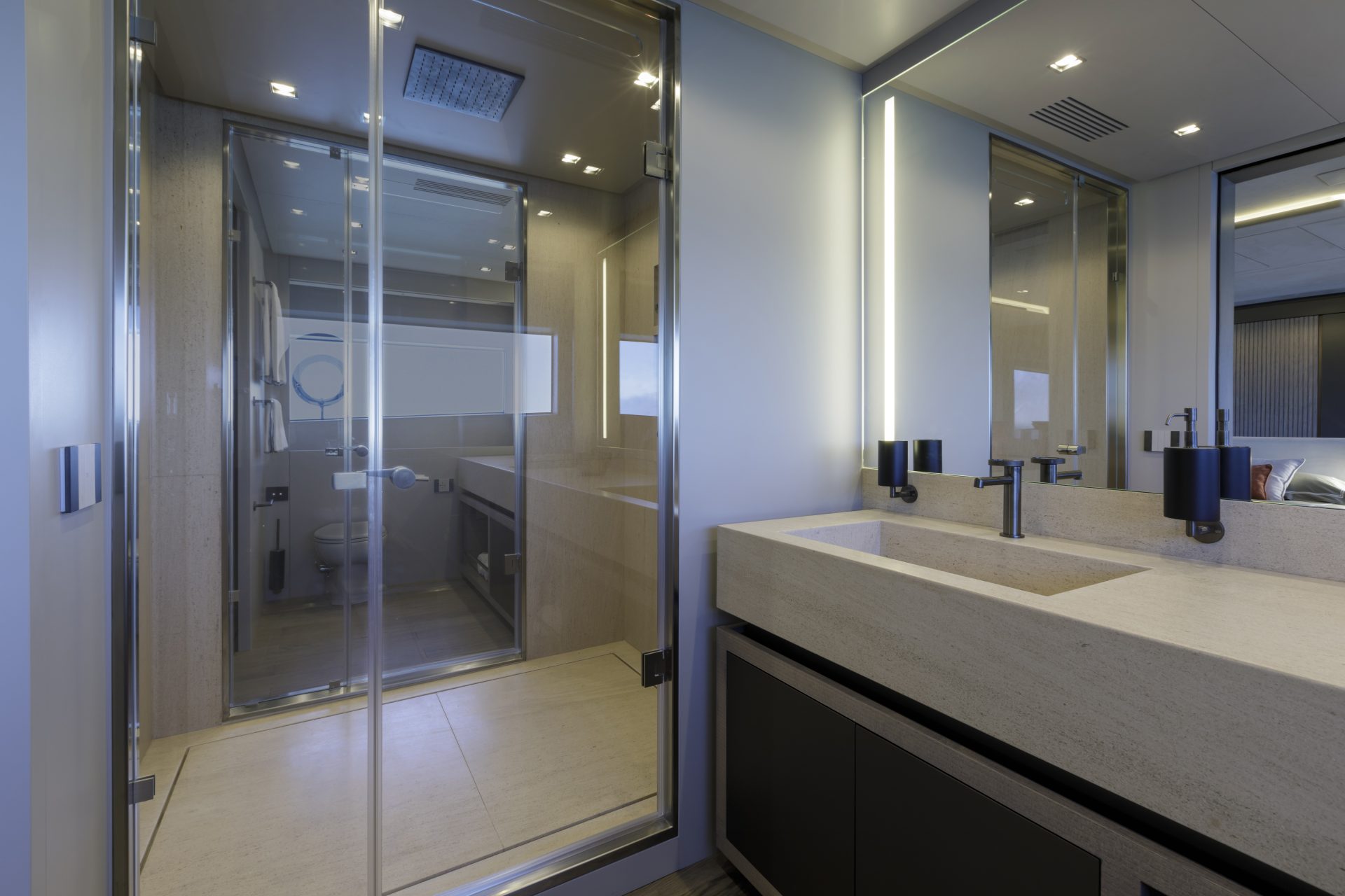 Bagno di lusso in yacht Mangusta, design moderno.