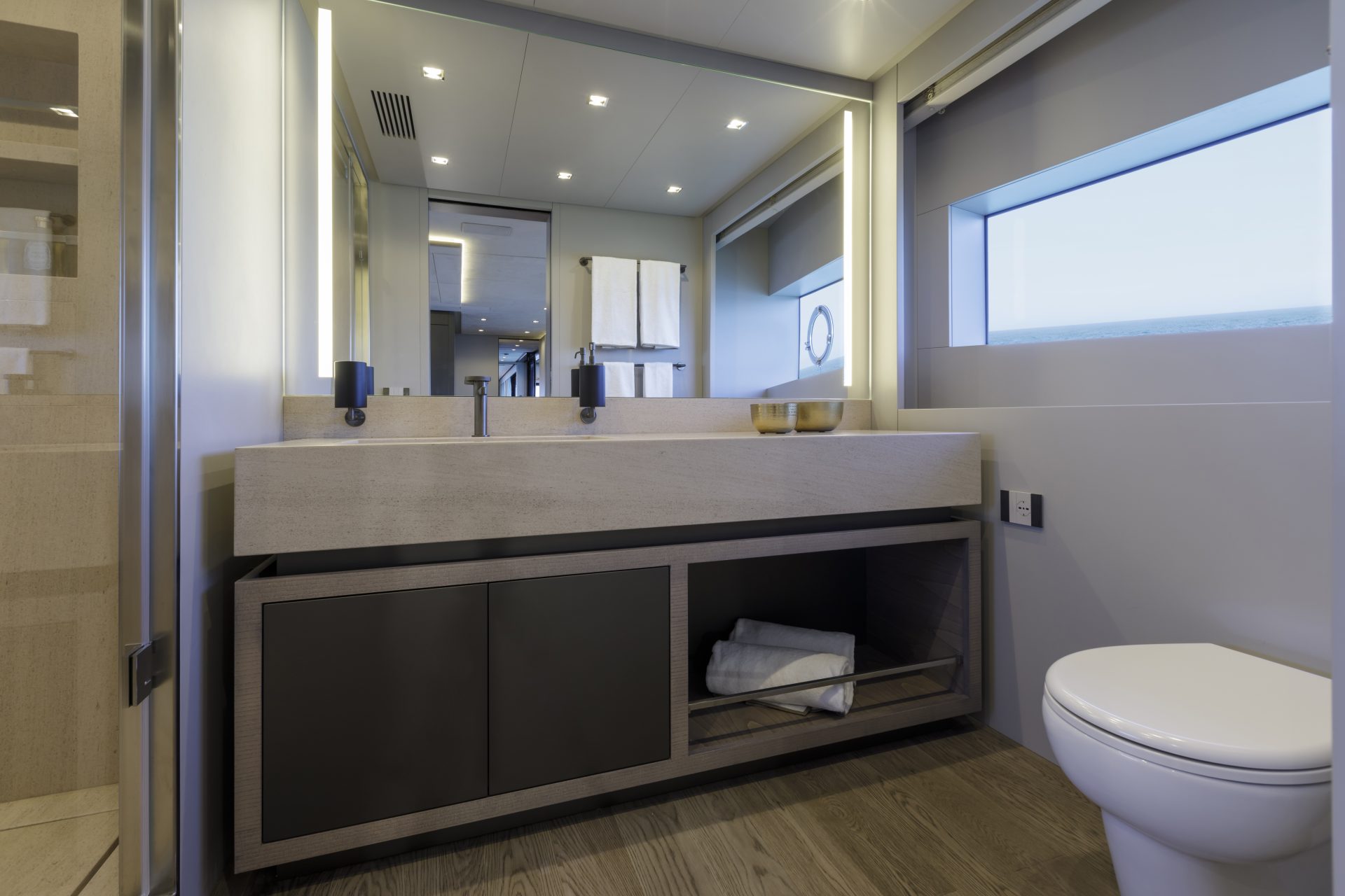 Bagno di lusso su yacht Mangusta con vista mare