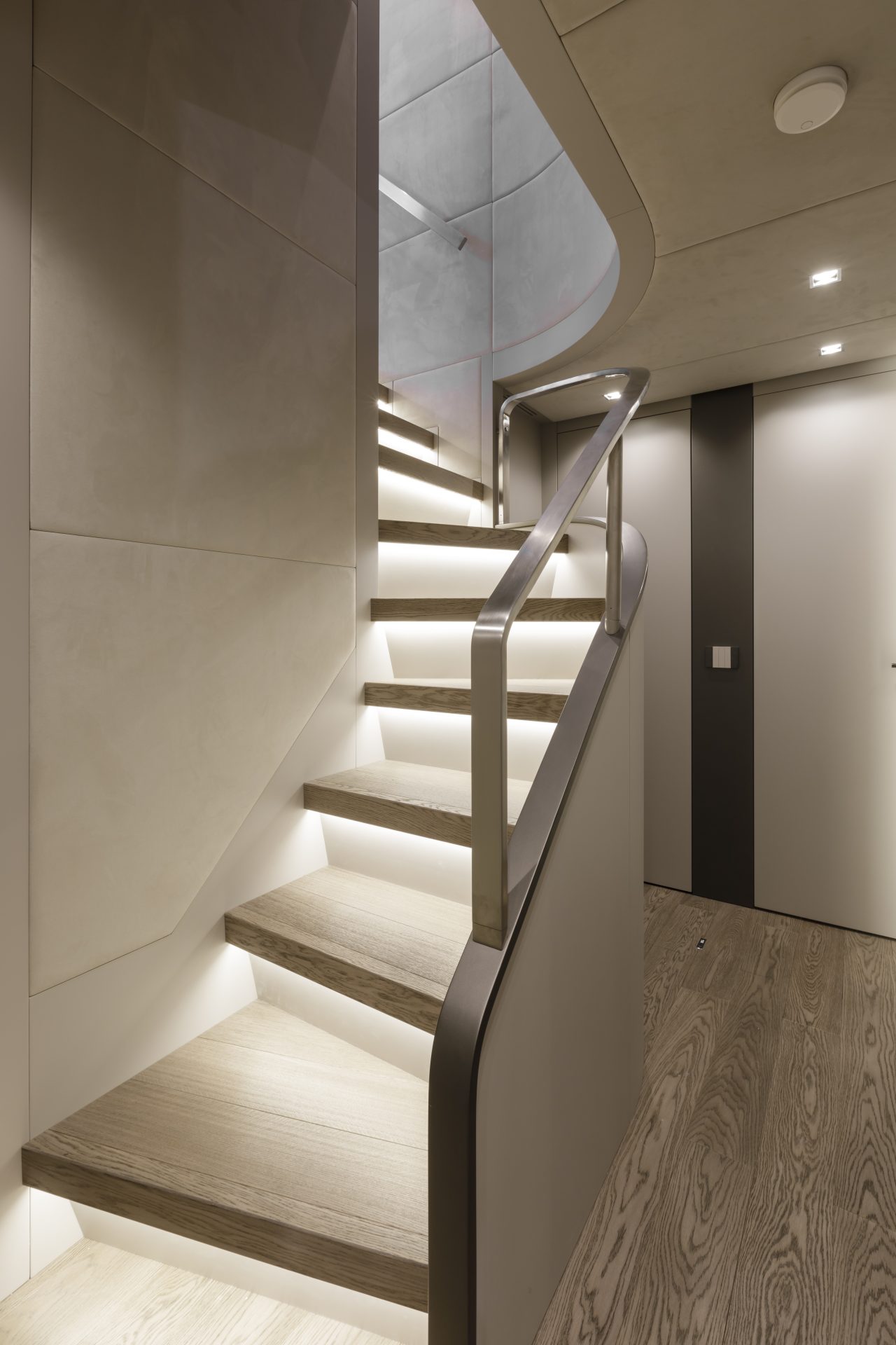 Scala interna moderna su Mangusta Yachts.