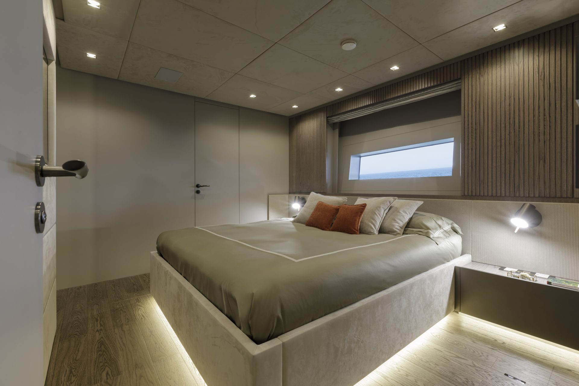 Cabina di lusso Mangusta Yachts con letto matrimoniale.