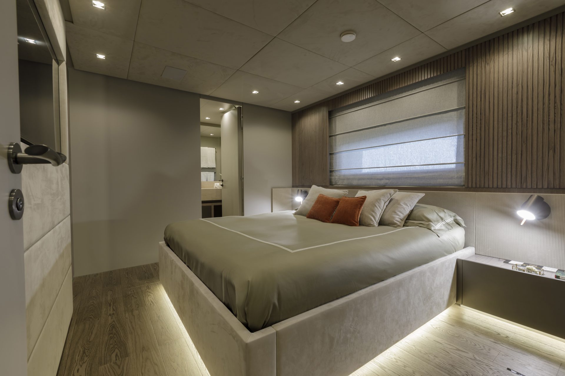 Cabina moderna Mangusta Yachts con letto matrimoniale.