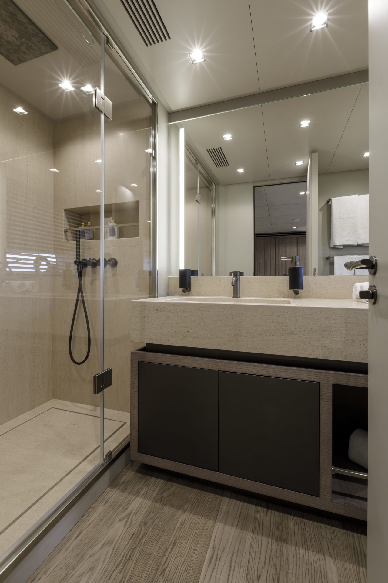 Bagno moderno su yacht di lusso Mangusta.