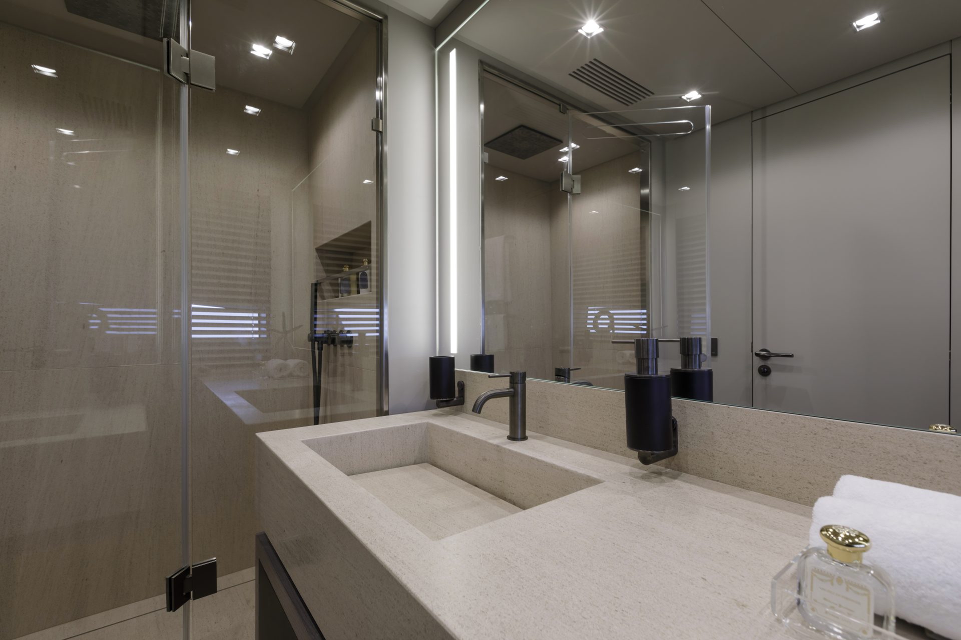 Bagno lussuoso in yacht Mangusta Yachts moderni