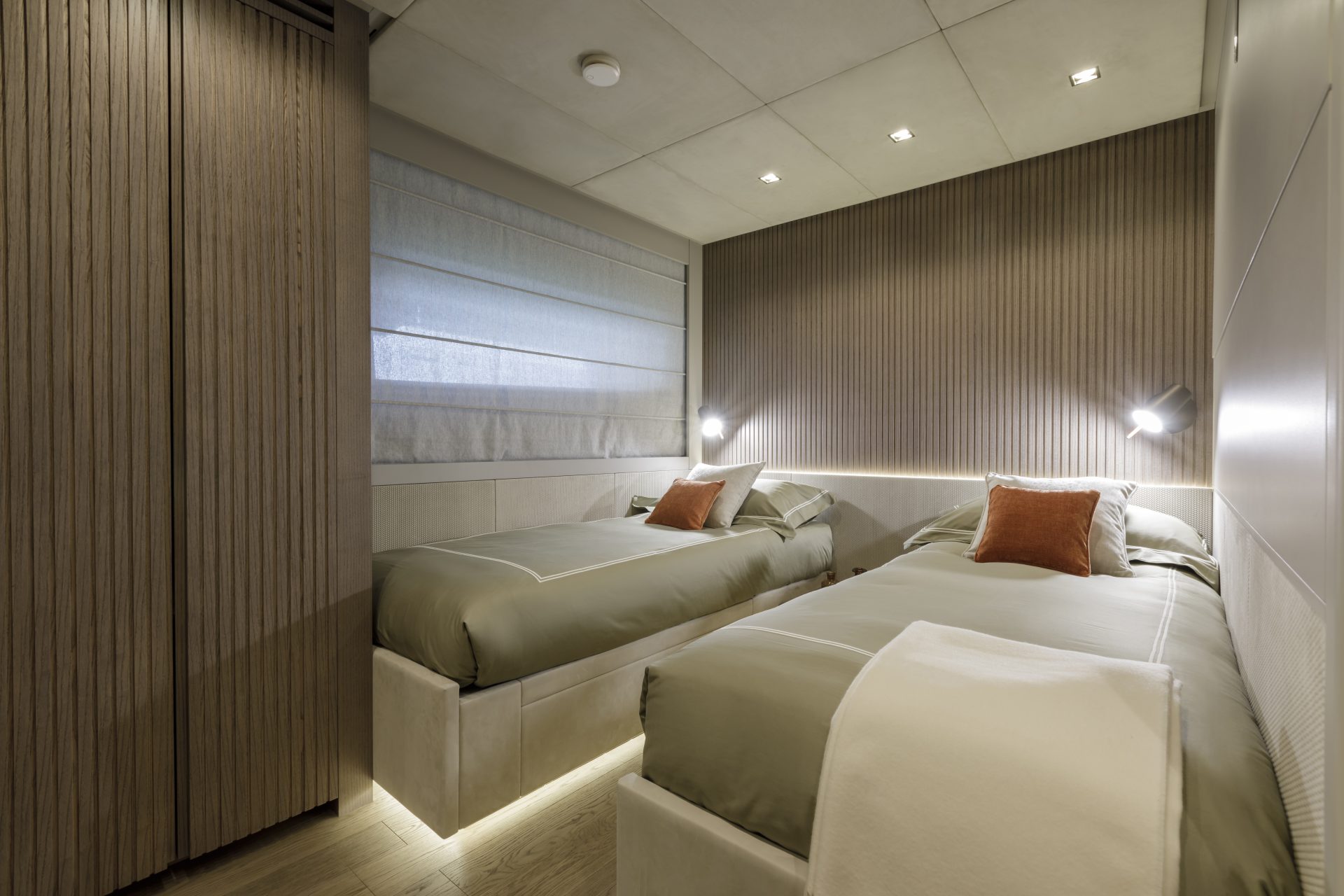 Cabina doppia elegante su Mangusta Yachts