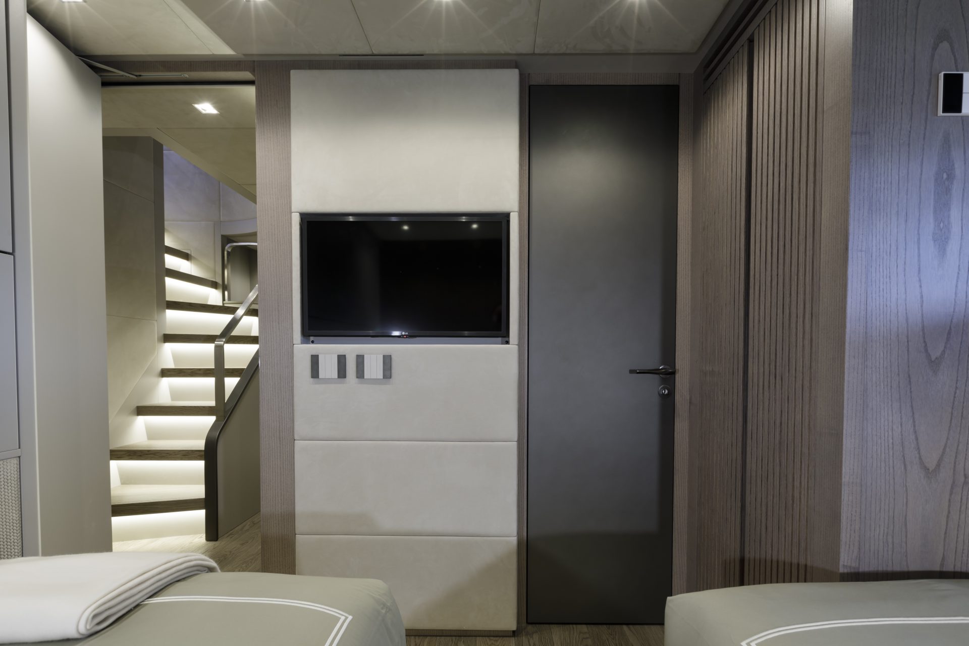 Cabina moderna yacht Mangusta con TV e scala illuminata.