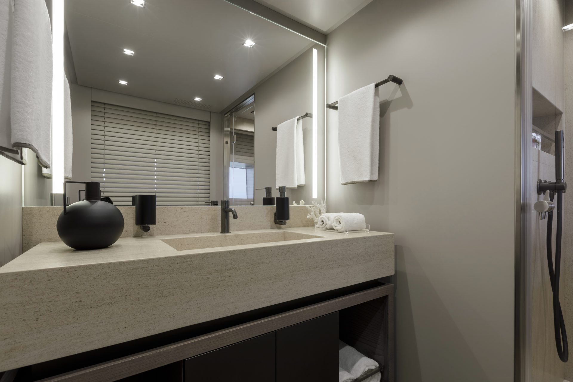 Bagno di lusso a bordo dello yacht Mangusta.