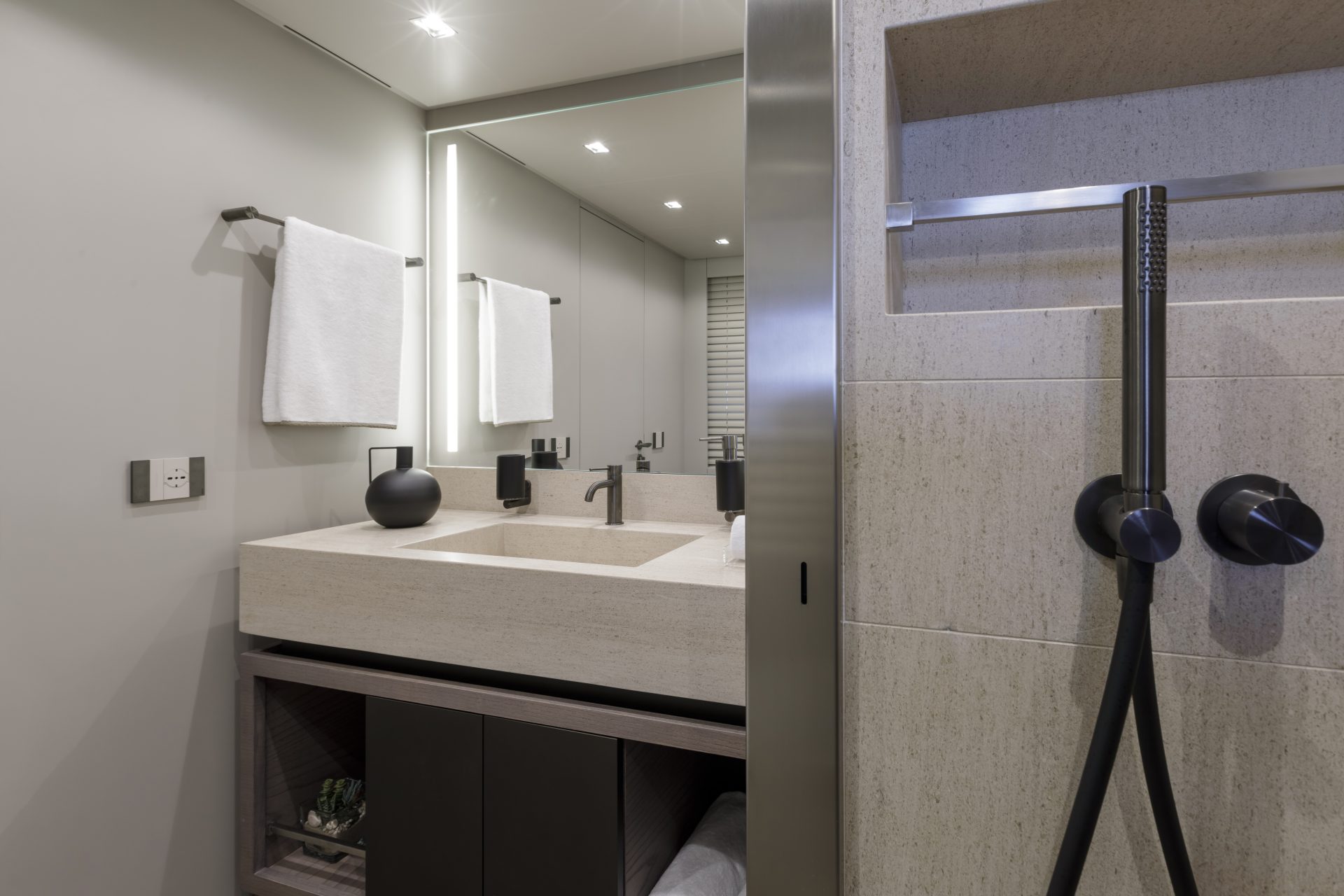 Bagno di lusso su yacht Mangusta con design moderno.