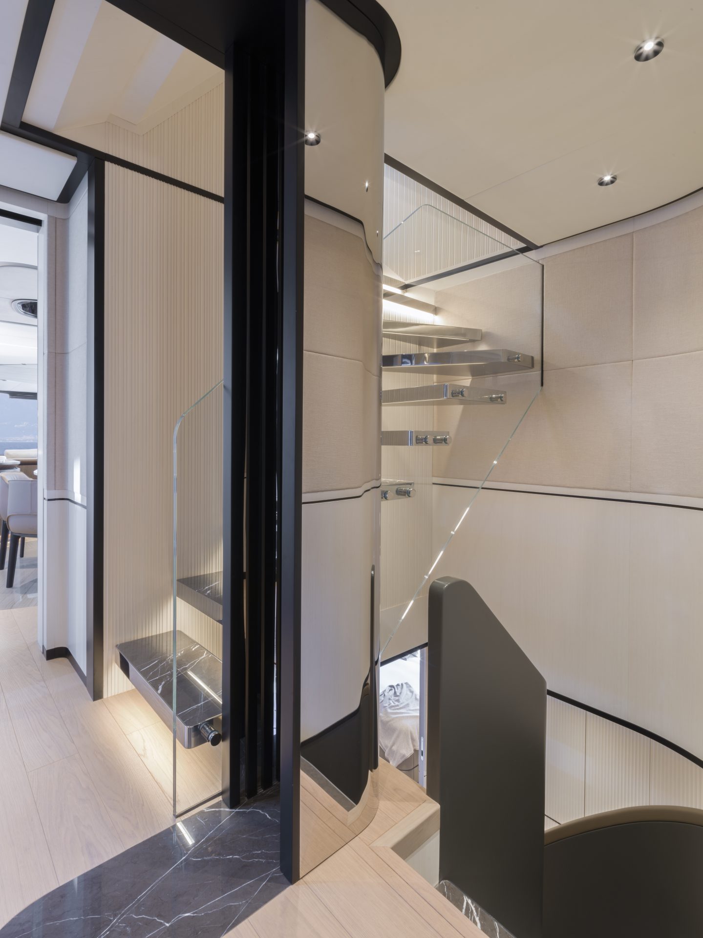 Scala moderna interna di Mangusta Yachts.