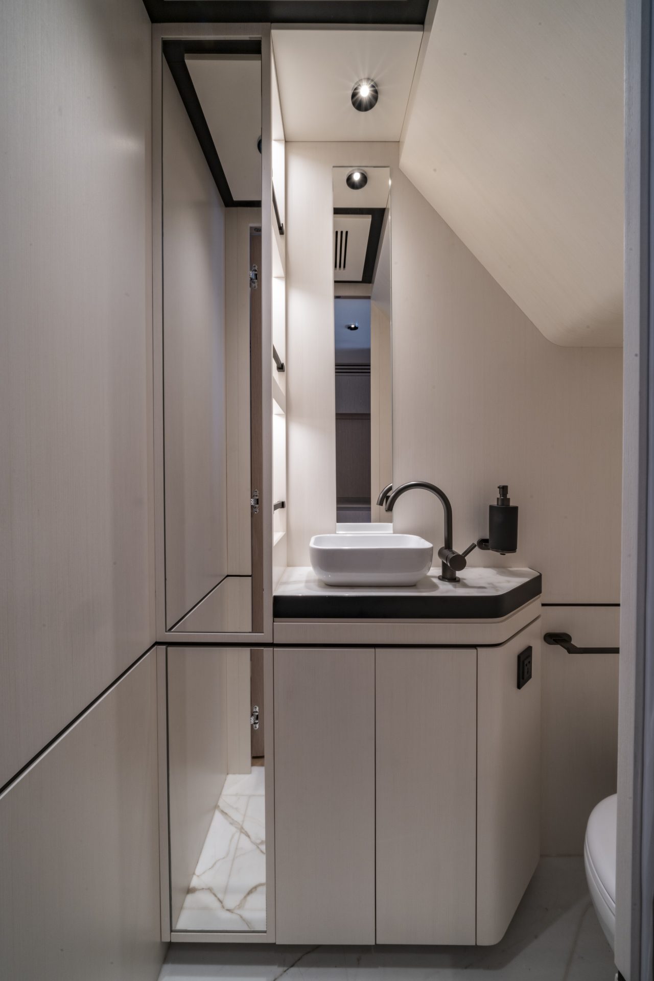 Bagno elegante su yacht Mangusta, design moderno.