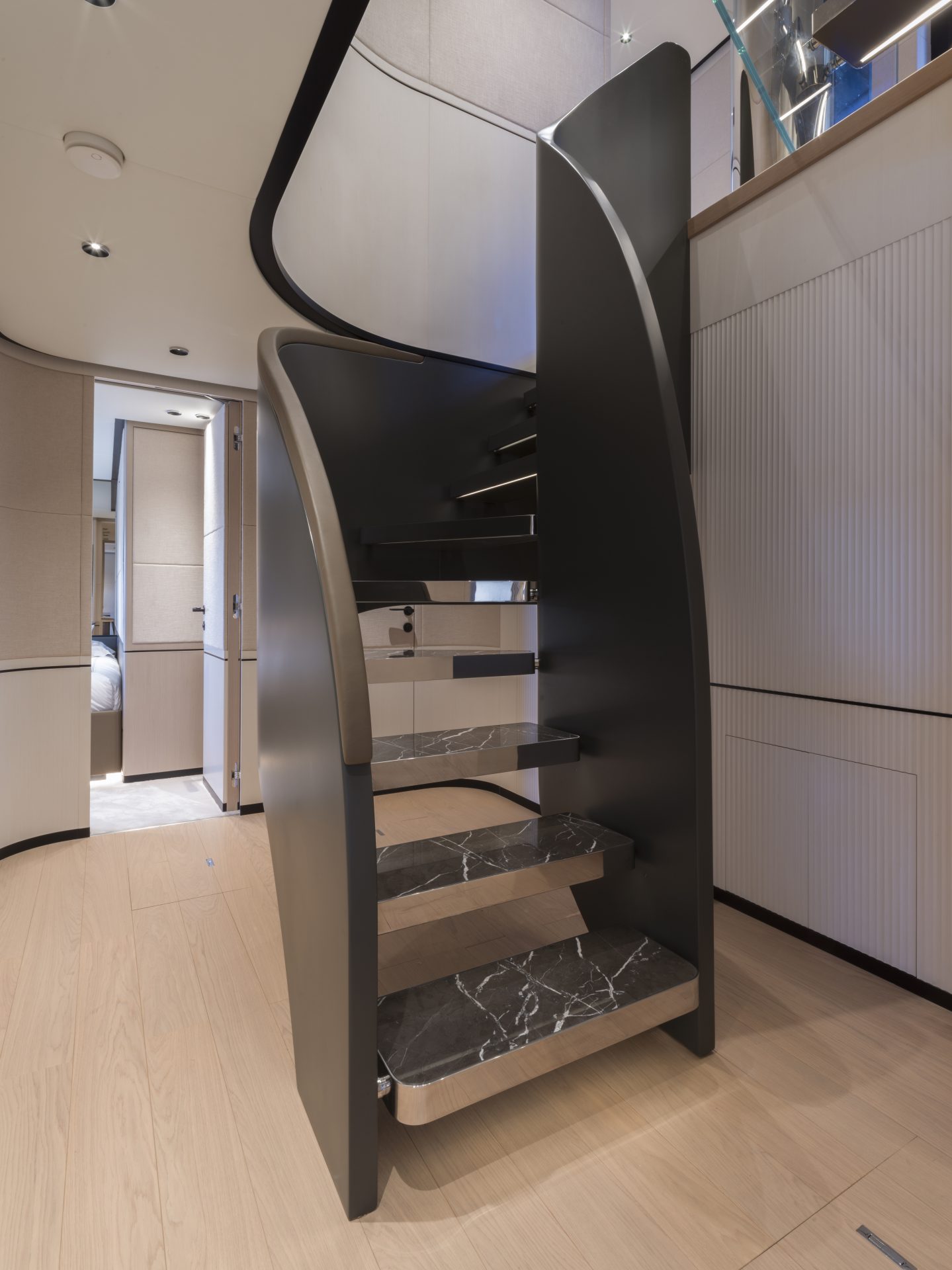 Scala interna di lusso con gradini in marmo nero.