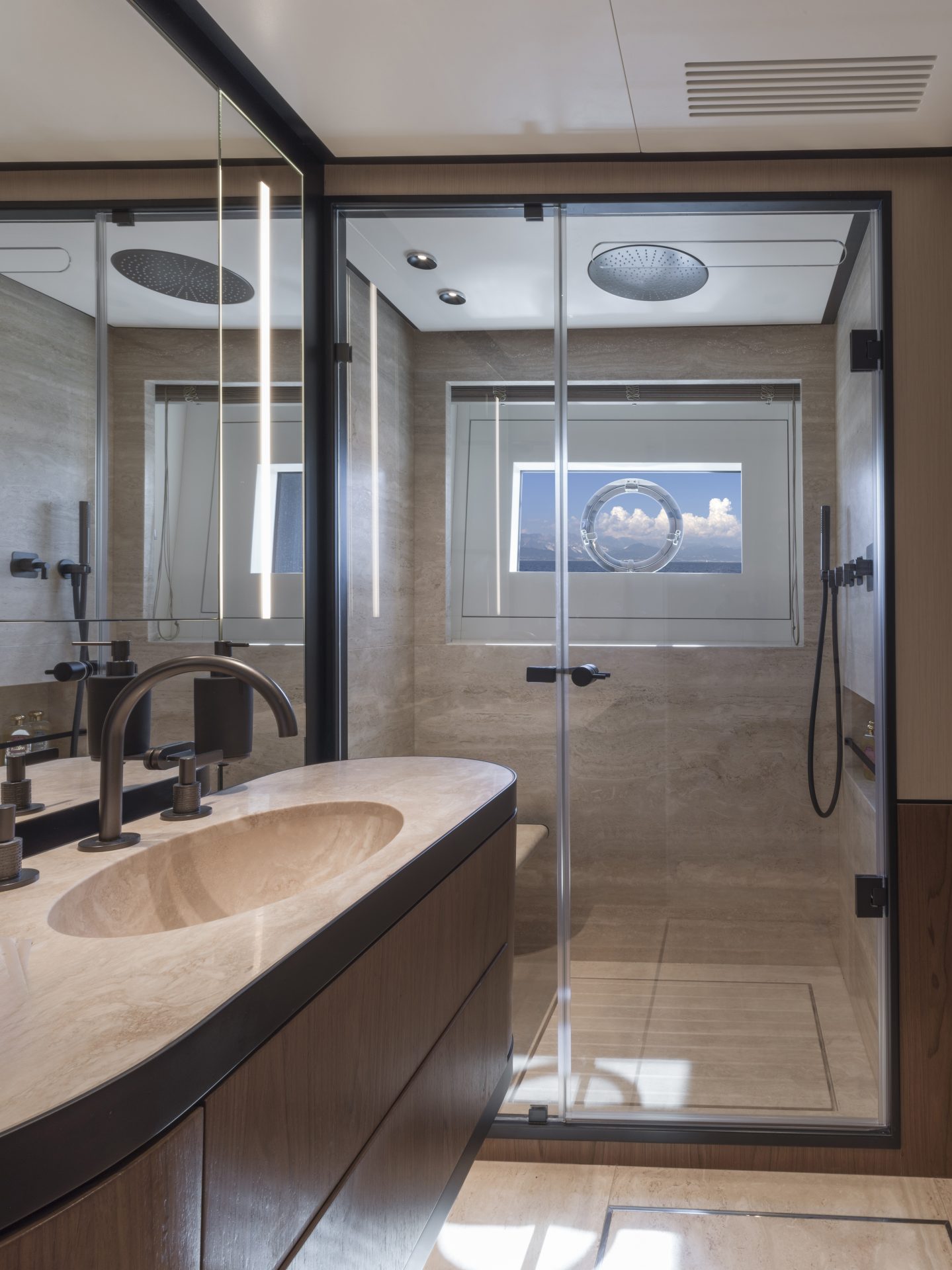 Bagno moderno con doccia in yacht Mangusta