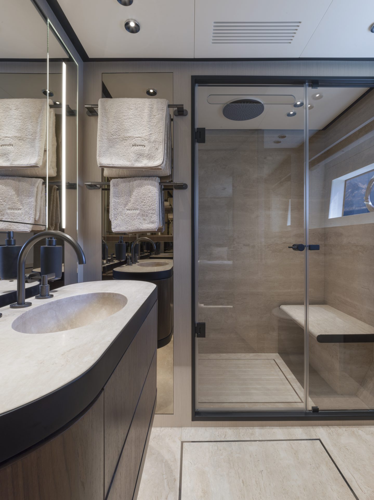 Bagno elegante con doccia in vetro su yacht Mangusta.