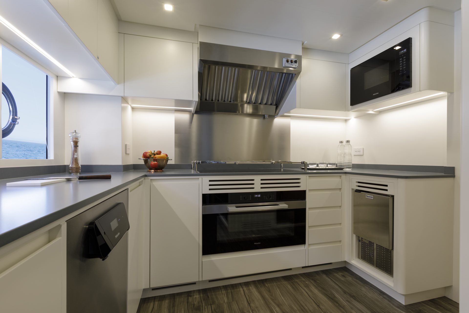 Cucina moderna yacht Mangusta con vista mare.