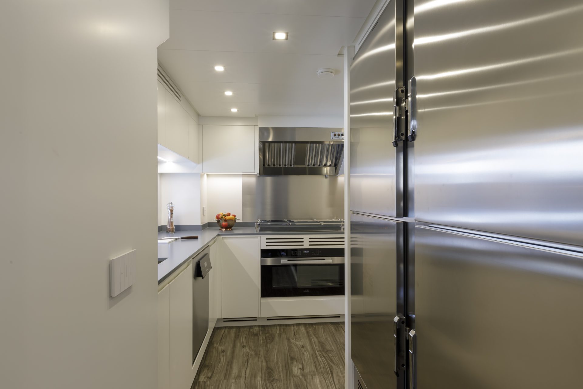 Cucina moderna a bordo di uno yacht Mangusta