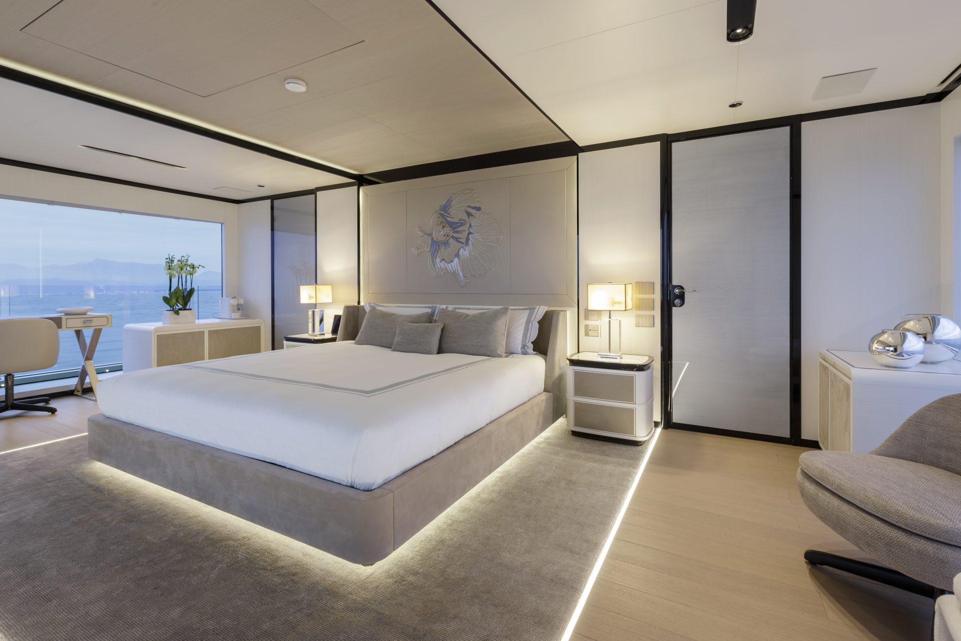 Cabina lussuosa Mangusta Yacht con vista mare.