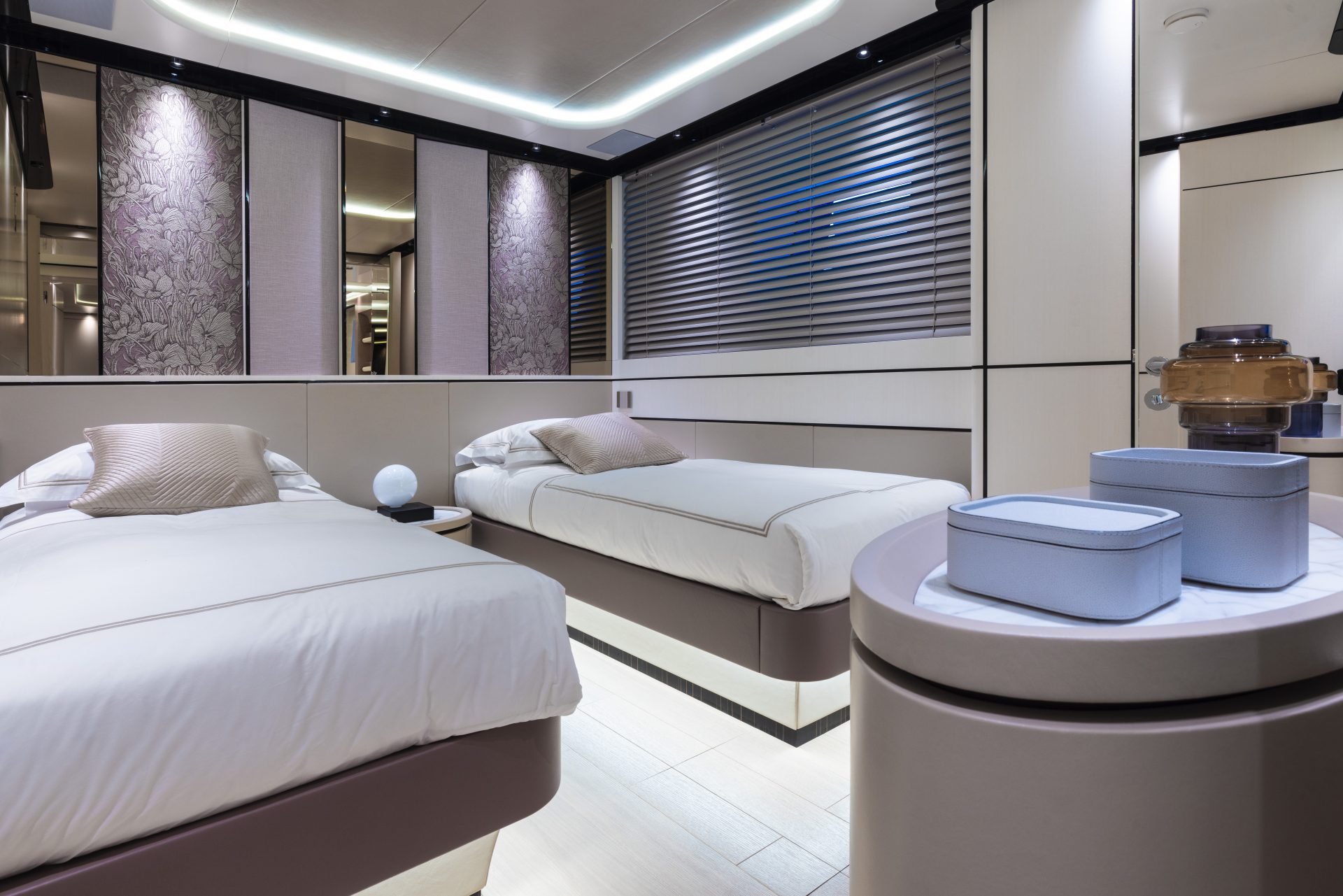 Cabina doppia elegante su Mangusta Yachts