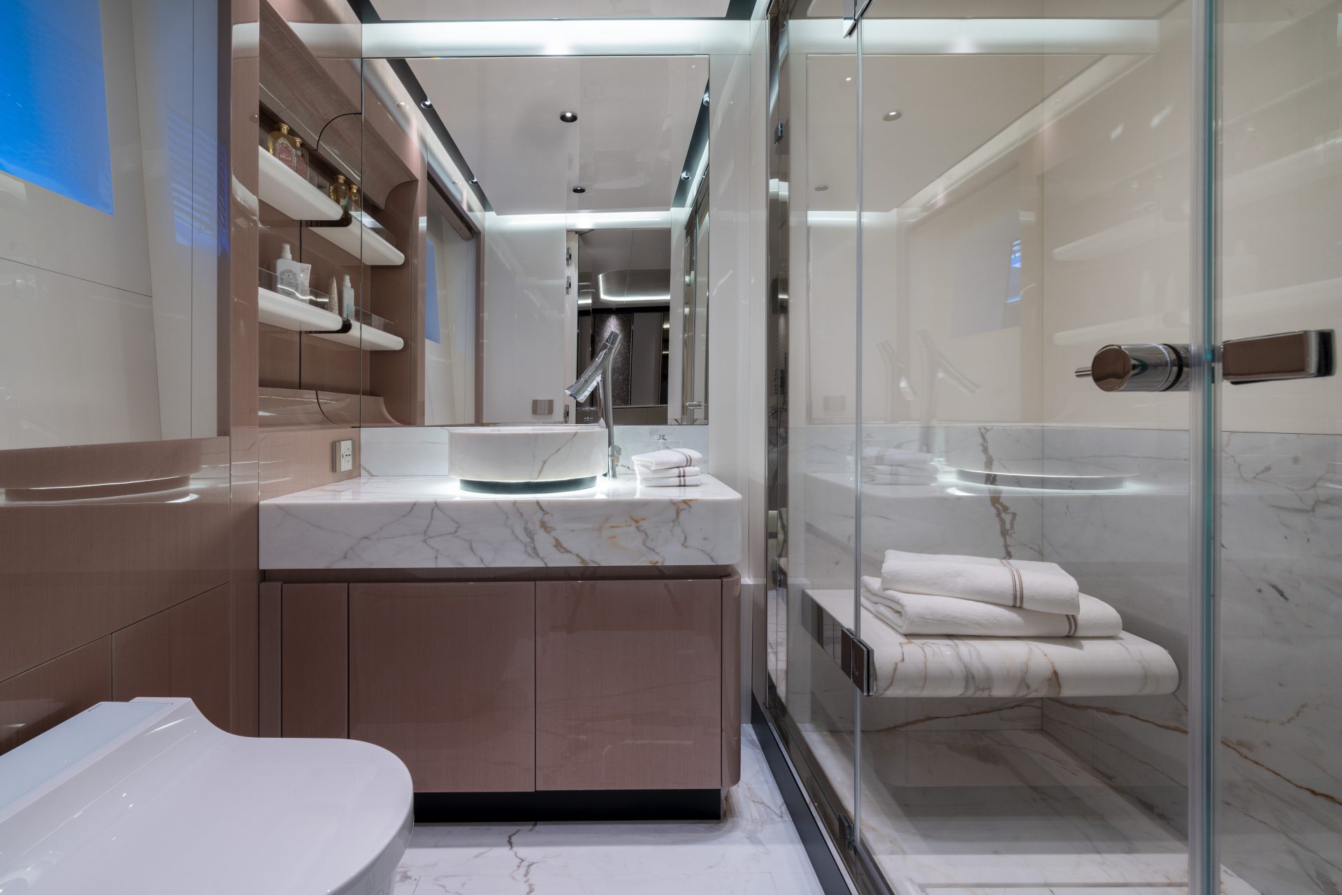 Bagno di lusso Mangusta Yachts con design moderno.