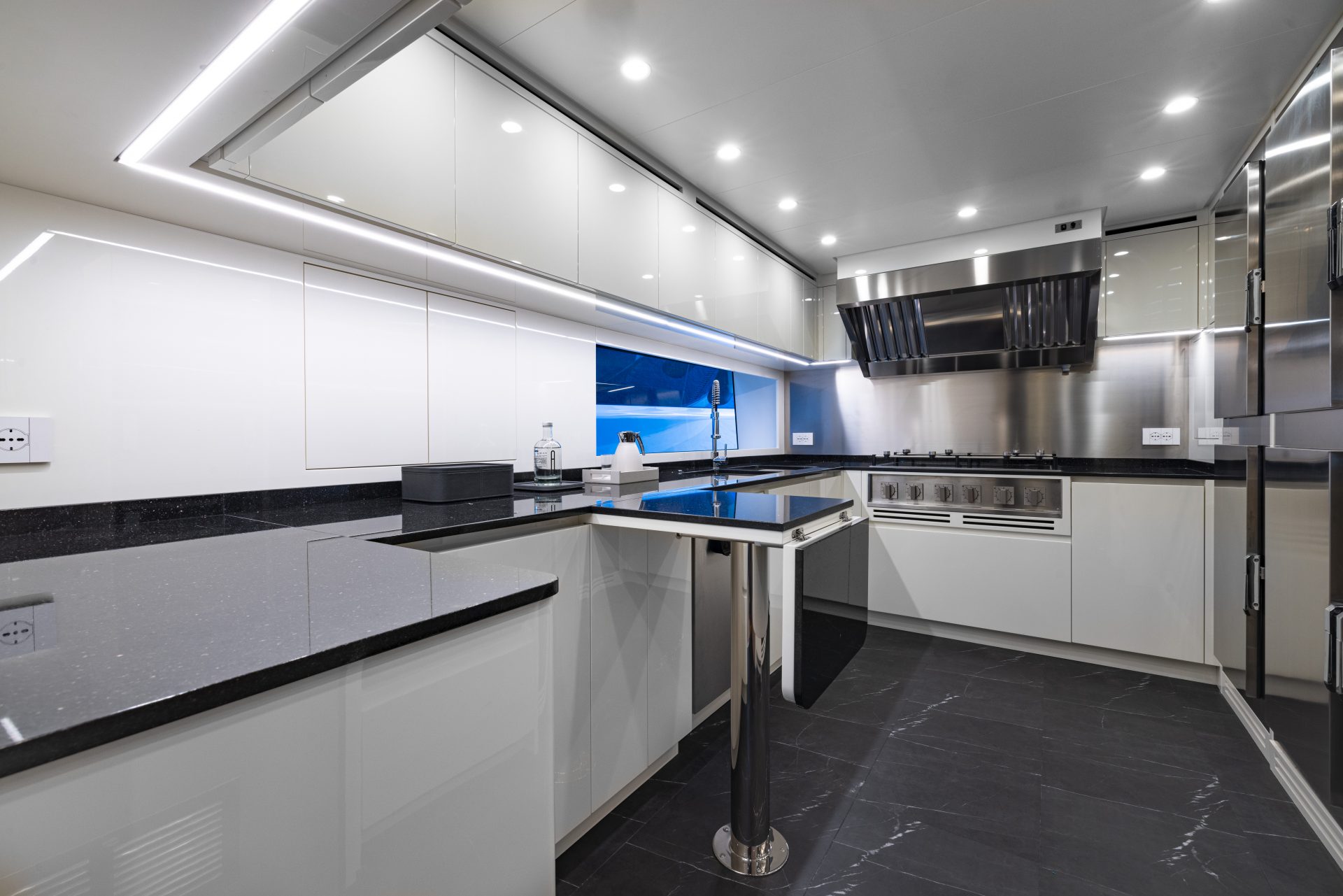 Cucina moderna su Mangusta Yachts, spazi eleganti.