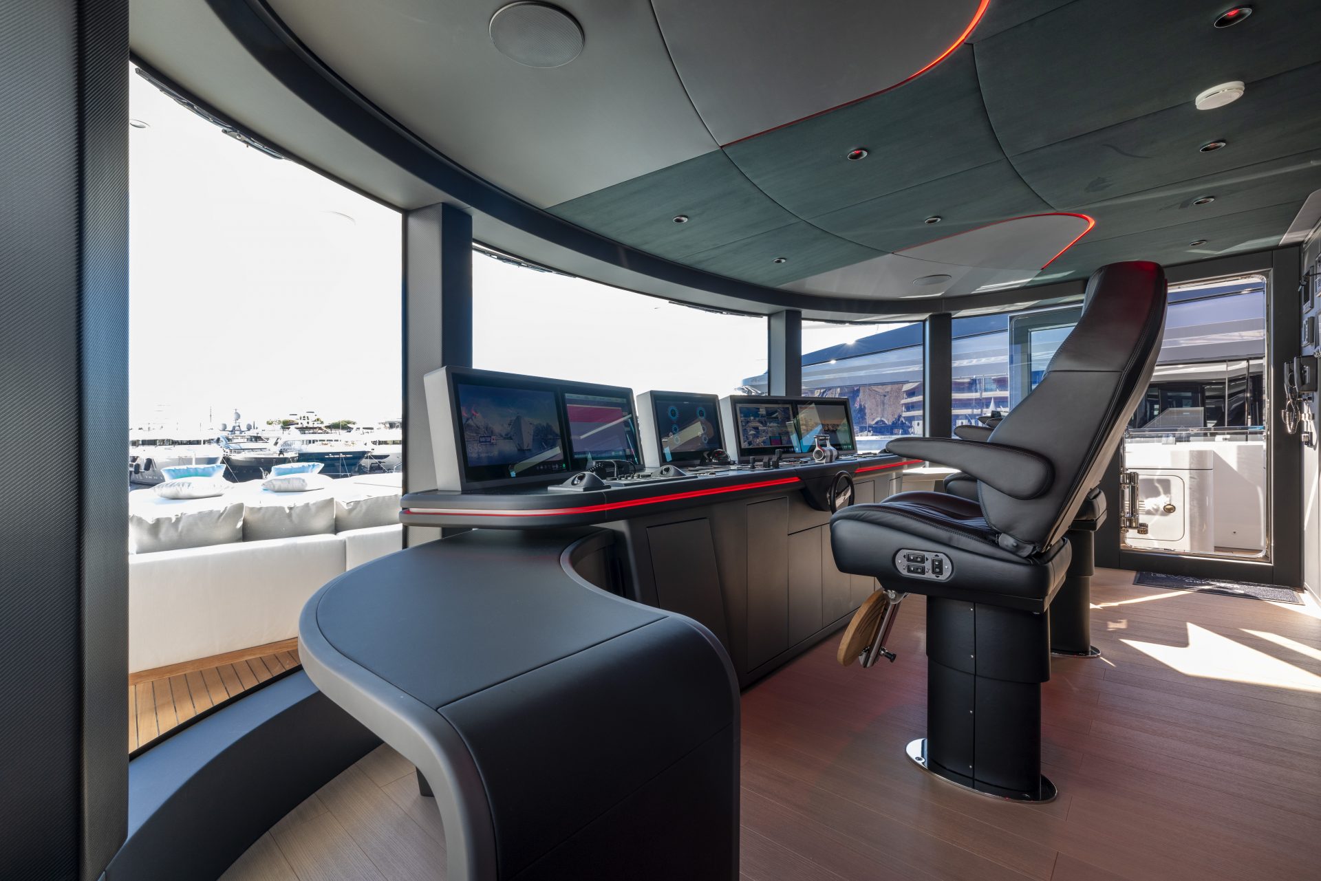 Interni di lusso cabina comando yacht Mangusta