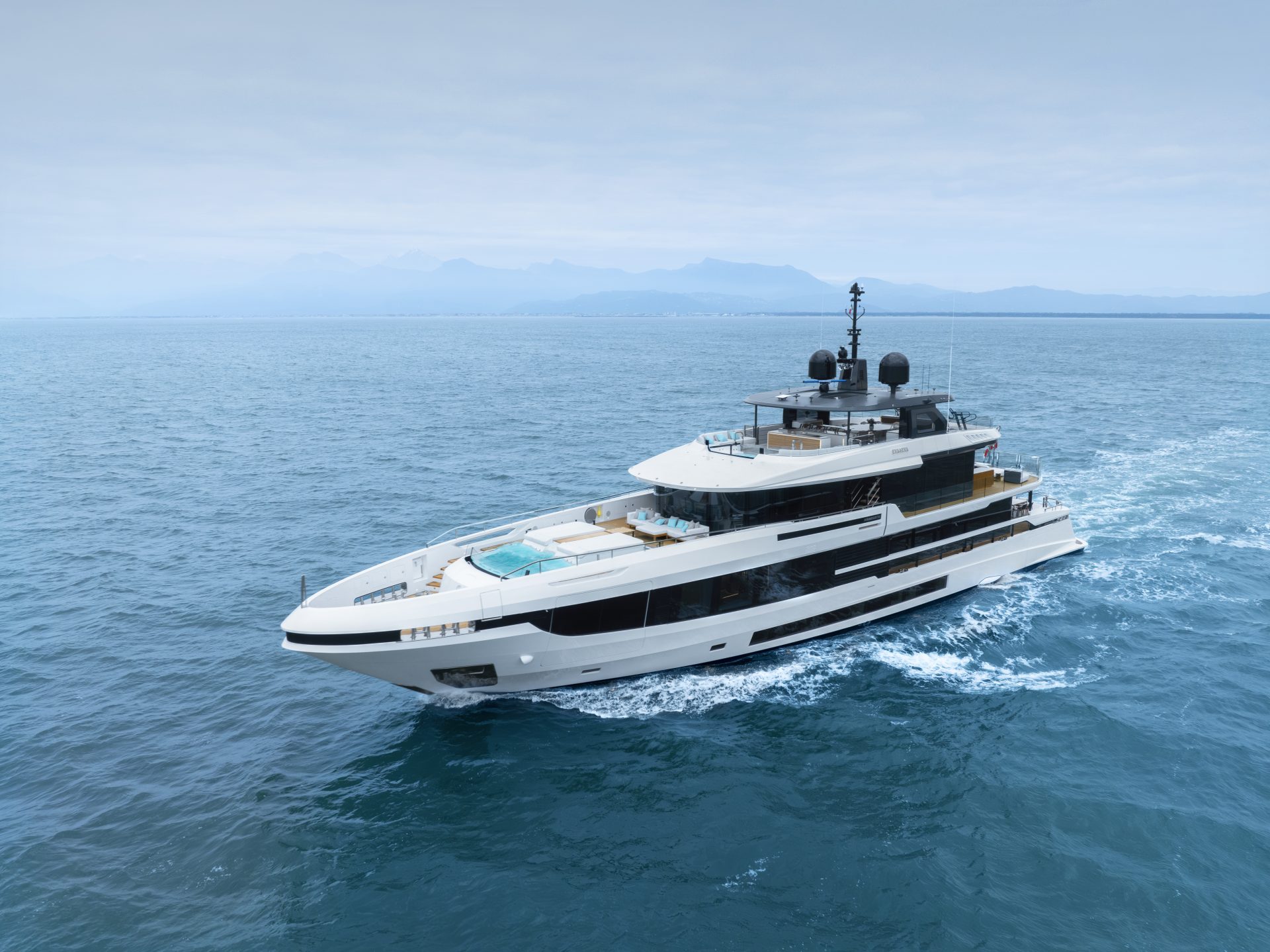 Yacht Mangusta naviga su acque blu serene