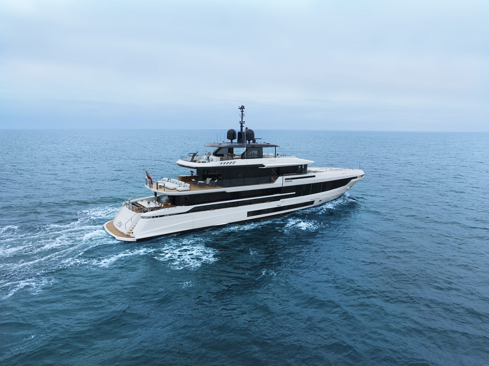 Yacht Mangusta naviga in mare aperto