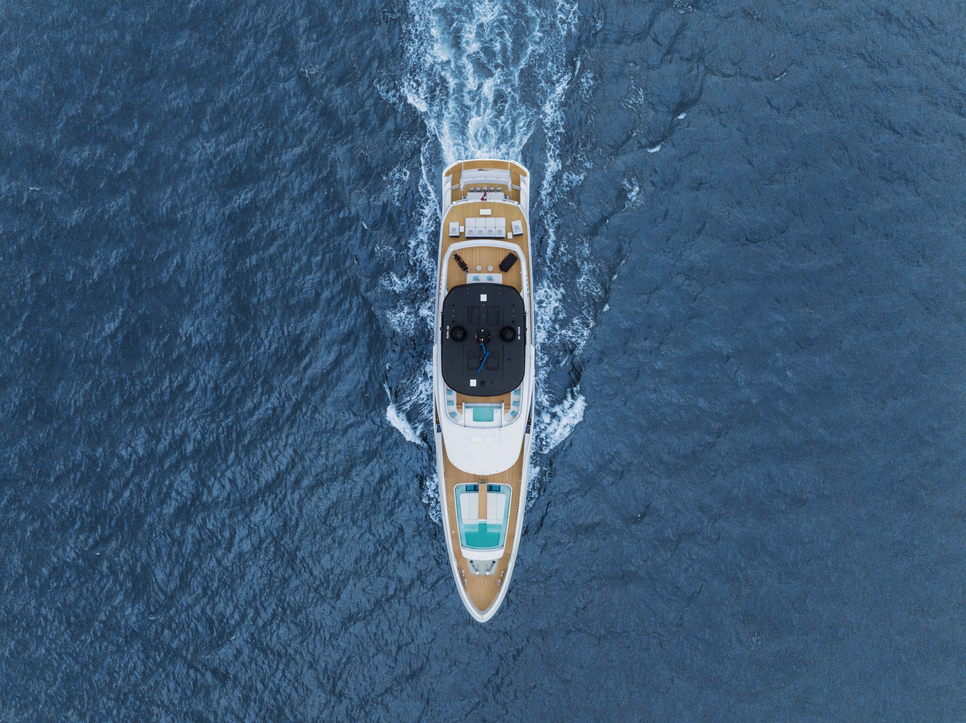 Yacht Mangusta visto dall'alto in mare aperto