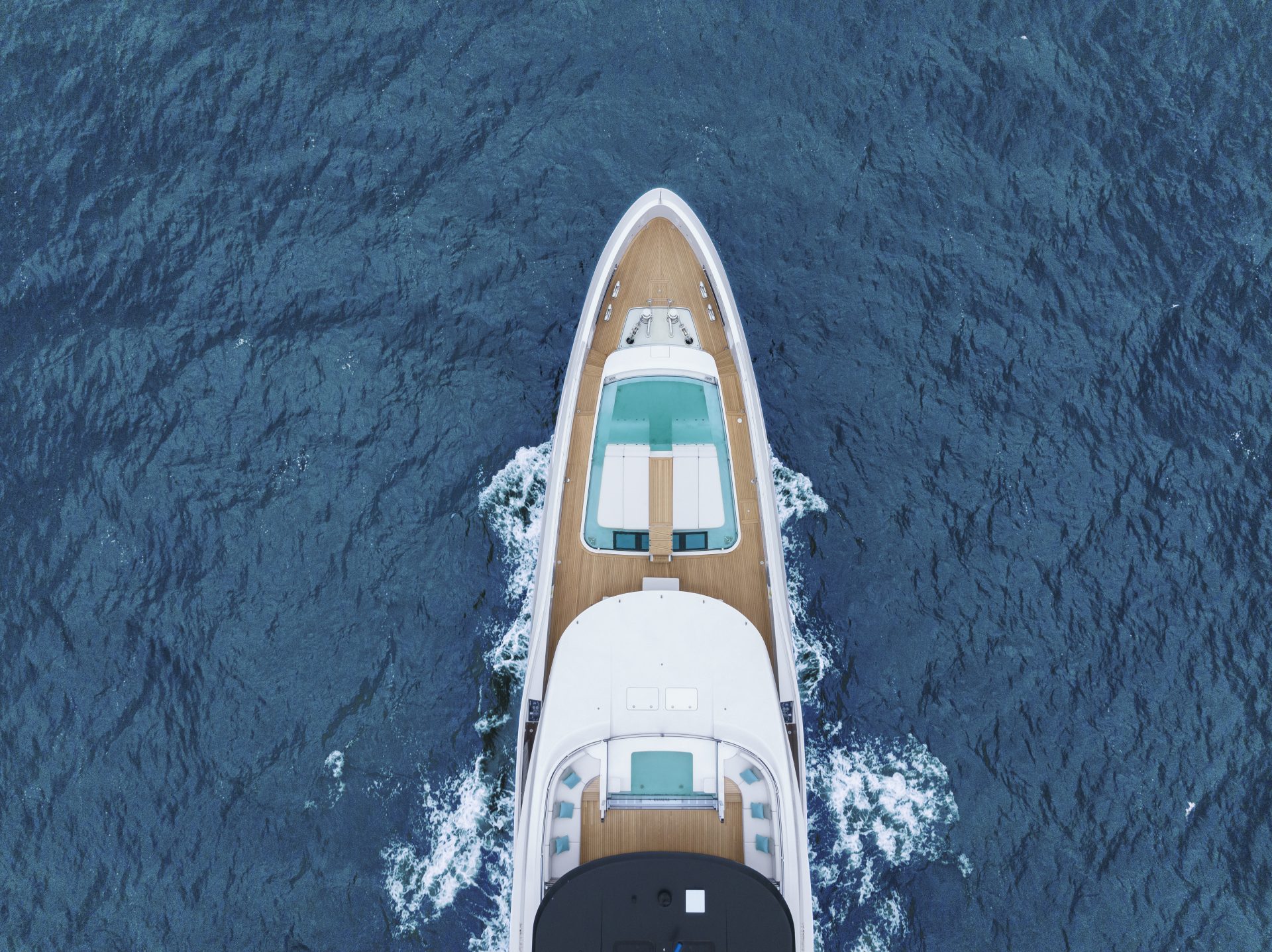 Yacht Mangusta visto dall'alto in mare aperto.