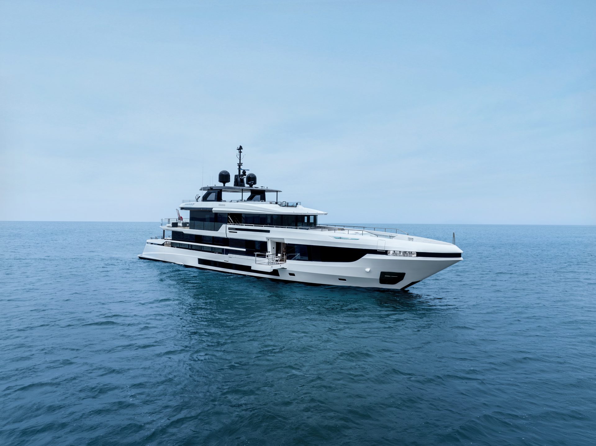 Yacht Mangusta in navigazione sull'oceano