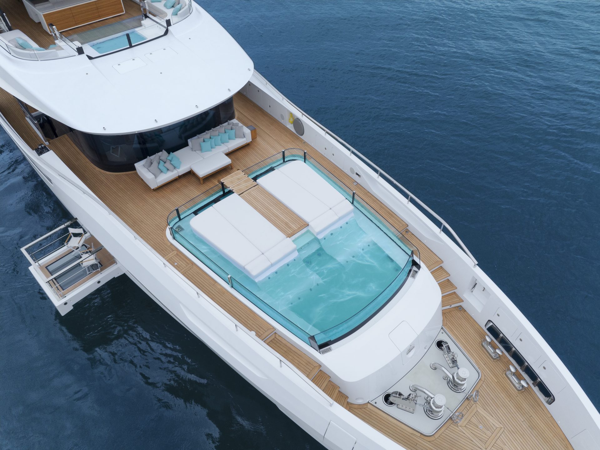 Jacuzzi su ponte yacht di lusso Mangusta in mare
