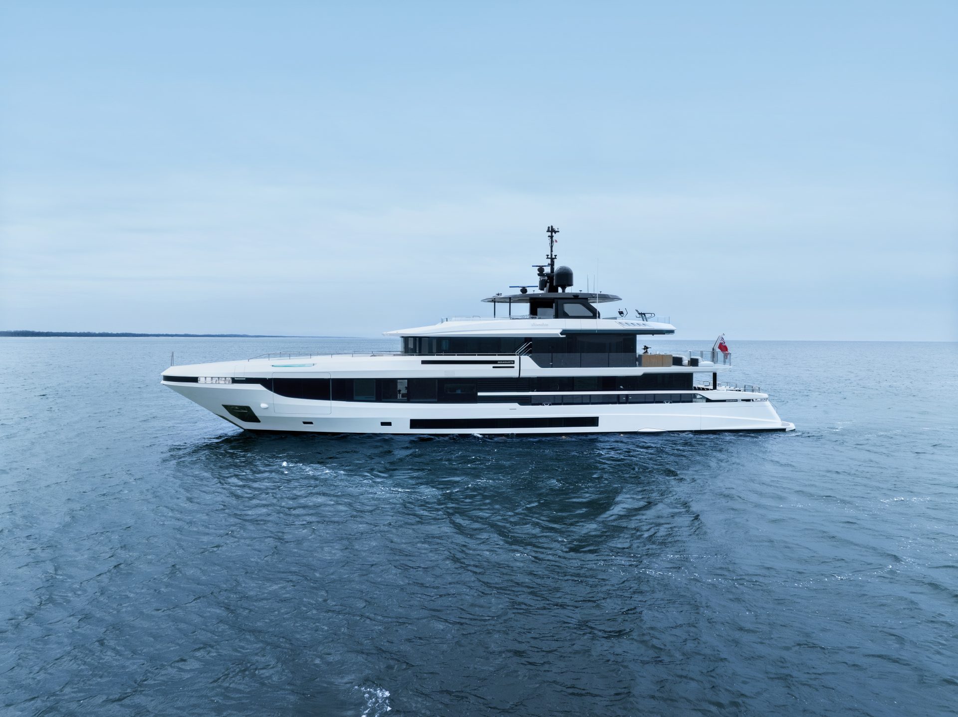 Yacht di lusso Mangusta su acque tranquille.